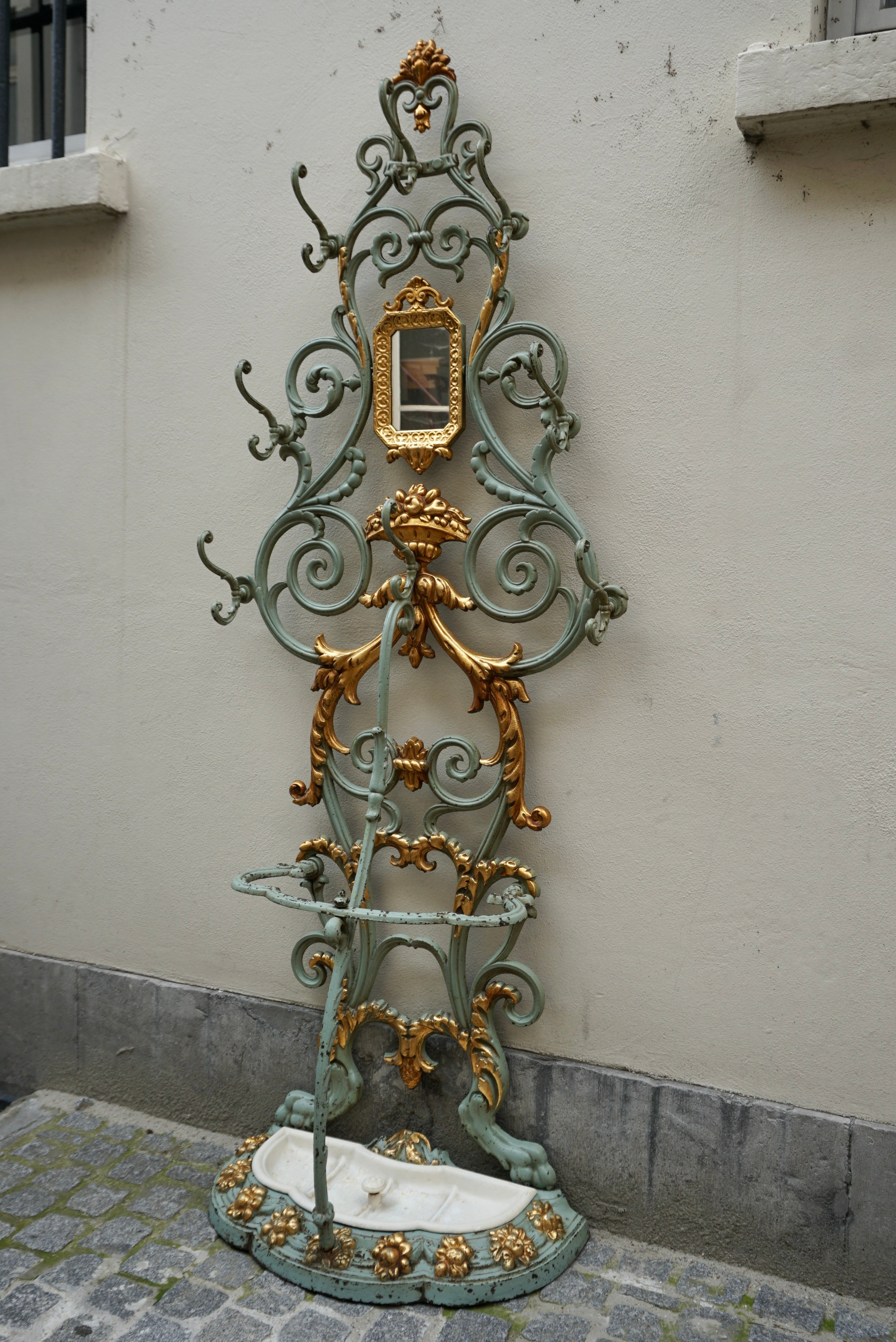 19th Century French Art Nouveau Cast Iron Painted and Gilded Hall Stand In Good Condition For Sale In Antwerp, BE