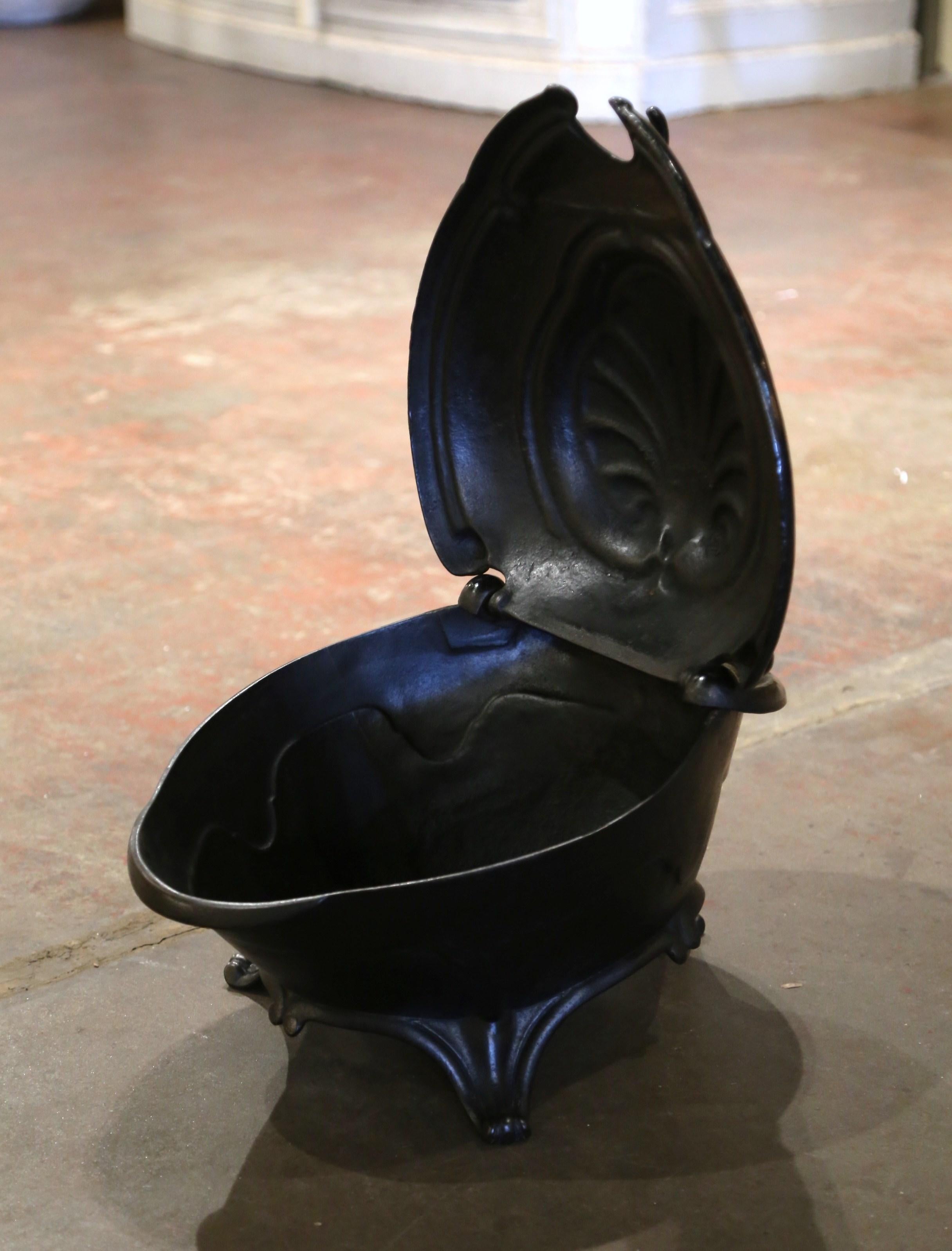 19th Century French Cast Iron Shell-Form Coal Bucket In Excellent Condition For Sale In Dallas, TX