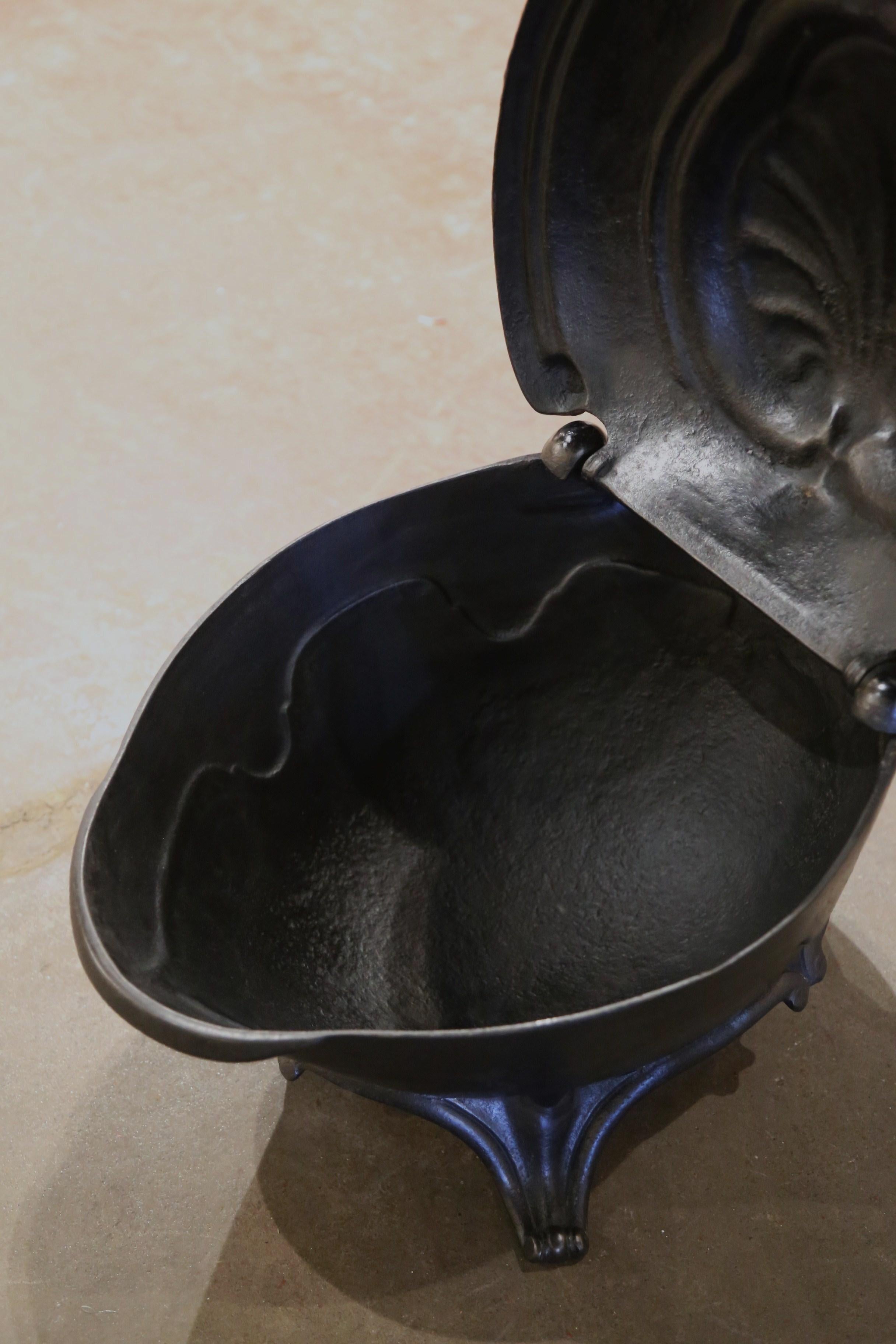 19th Century French Cast Iron Shell-Form Coal Bucket For Sale 1