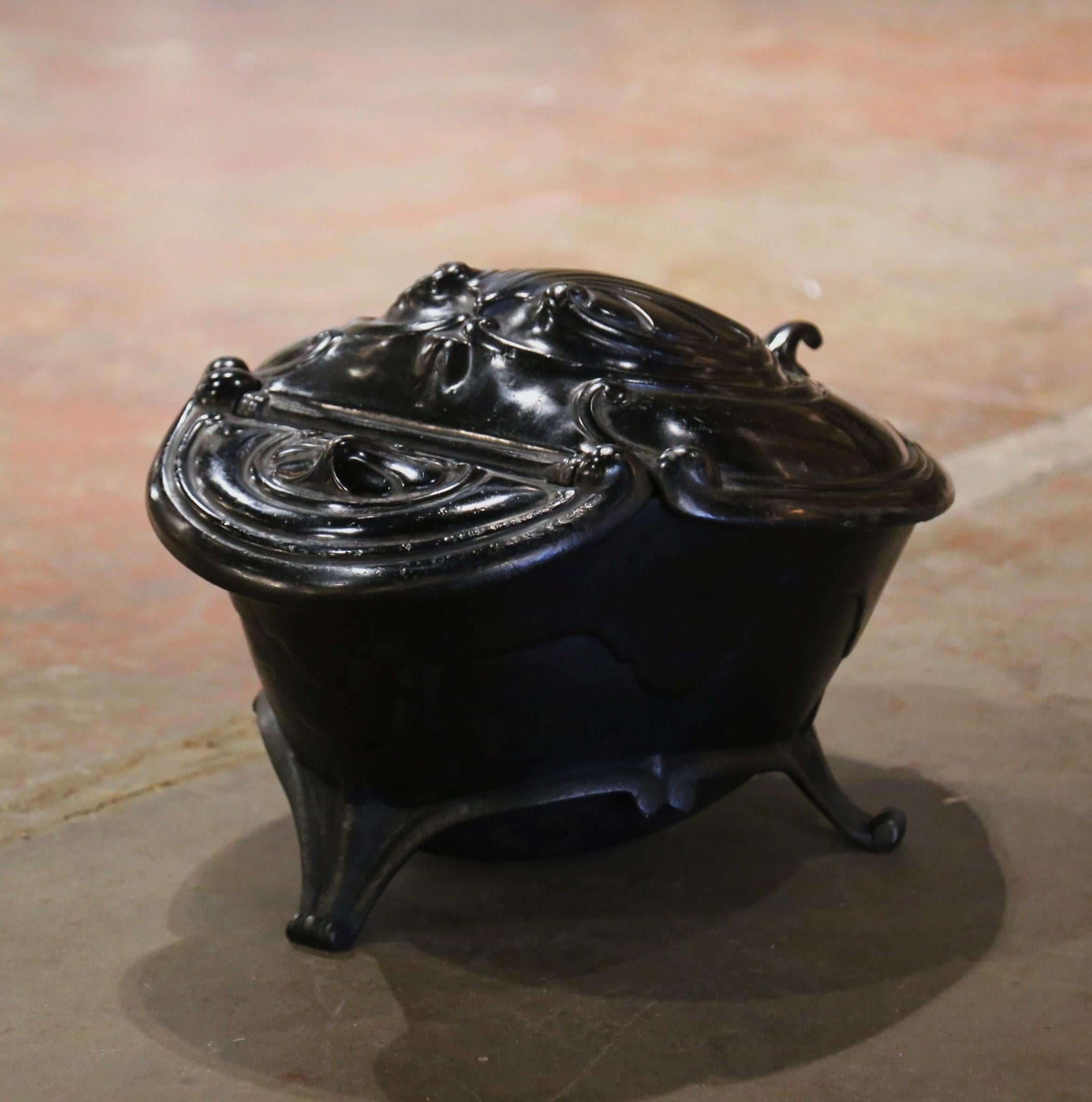 19th Century French Cast Iron Shell-Form Coal Bucket For Sale 2