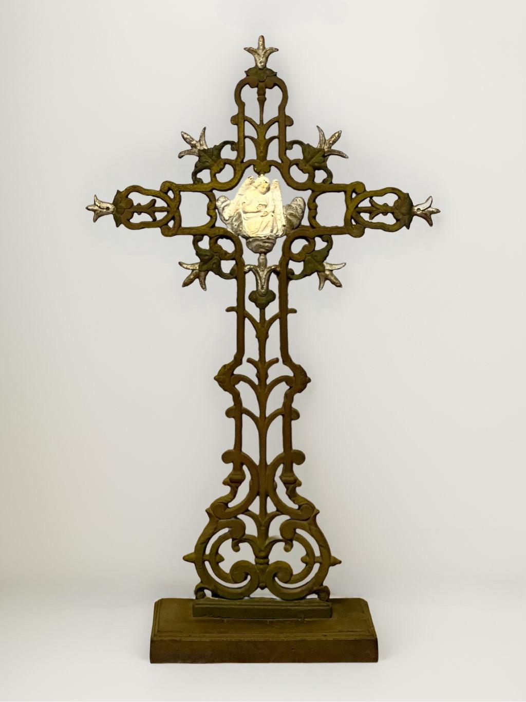 Antique French, croce in ghisa del XIX secolo con angelo. Un angelo vigile di colore bianco su una nuvola d'argento è al centro di una croce lavorata a giorno con volute e fleur-de-lis d'argento, posta su una base rettangolare dal bordo scolpito. Un