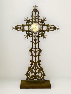 Cruz de pie de hierro fundido francés del siglo XIX con ángel