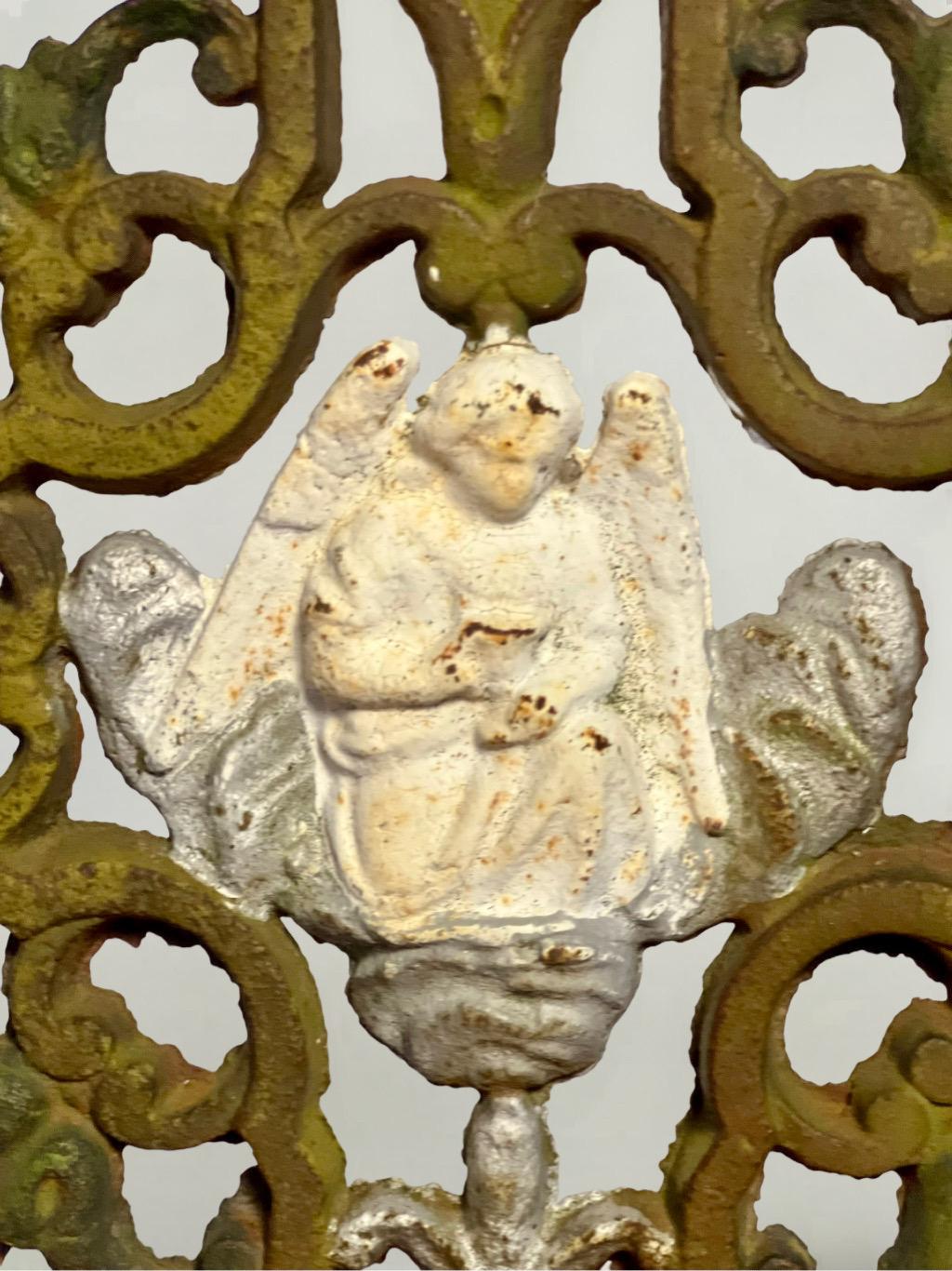 Ferro Croce in piedi in ghisa francese del XIX secolo con angelo in vendita