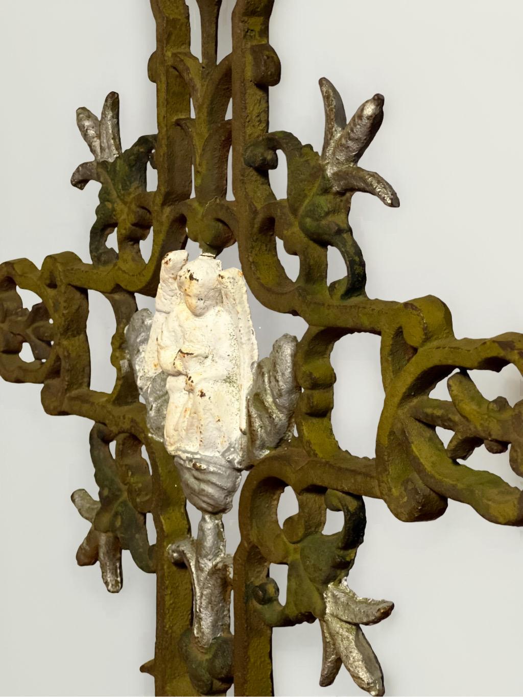 Croce in piedi in ghisa francese del XIX secolo con angelo in vendita 1