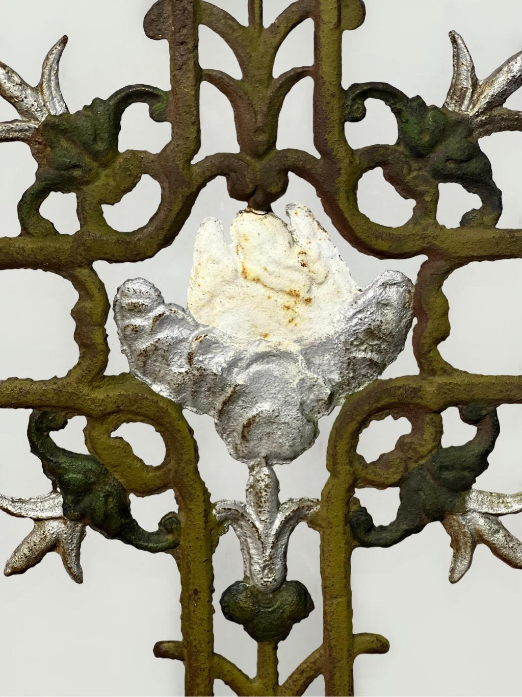 Croce in piedi in ghisa francese del XIX secolo con angelo in vendita 2