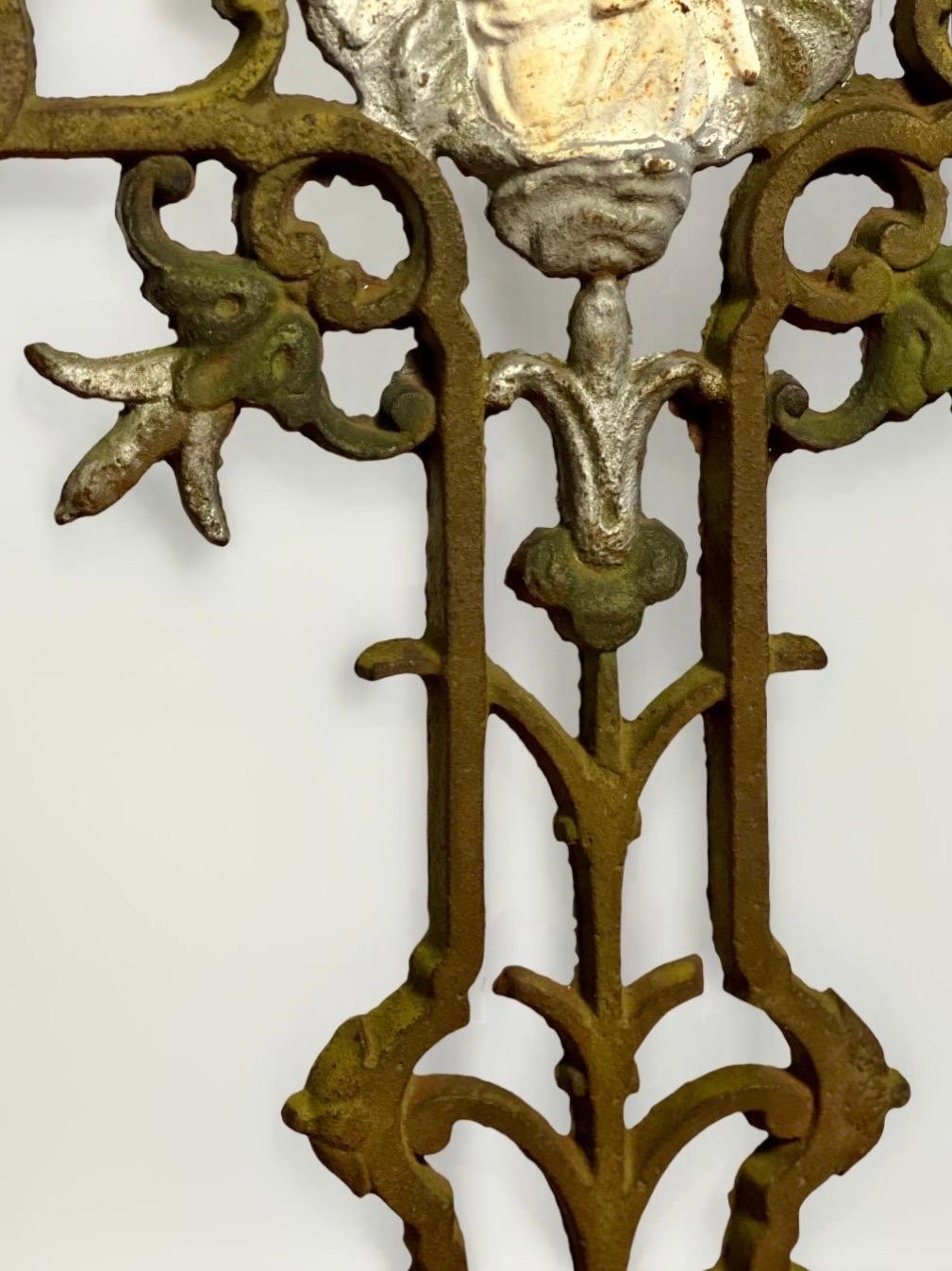 Croce in piedi in ghisa francese del XIX secolo con angelo in vendita 3