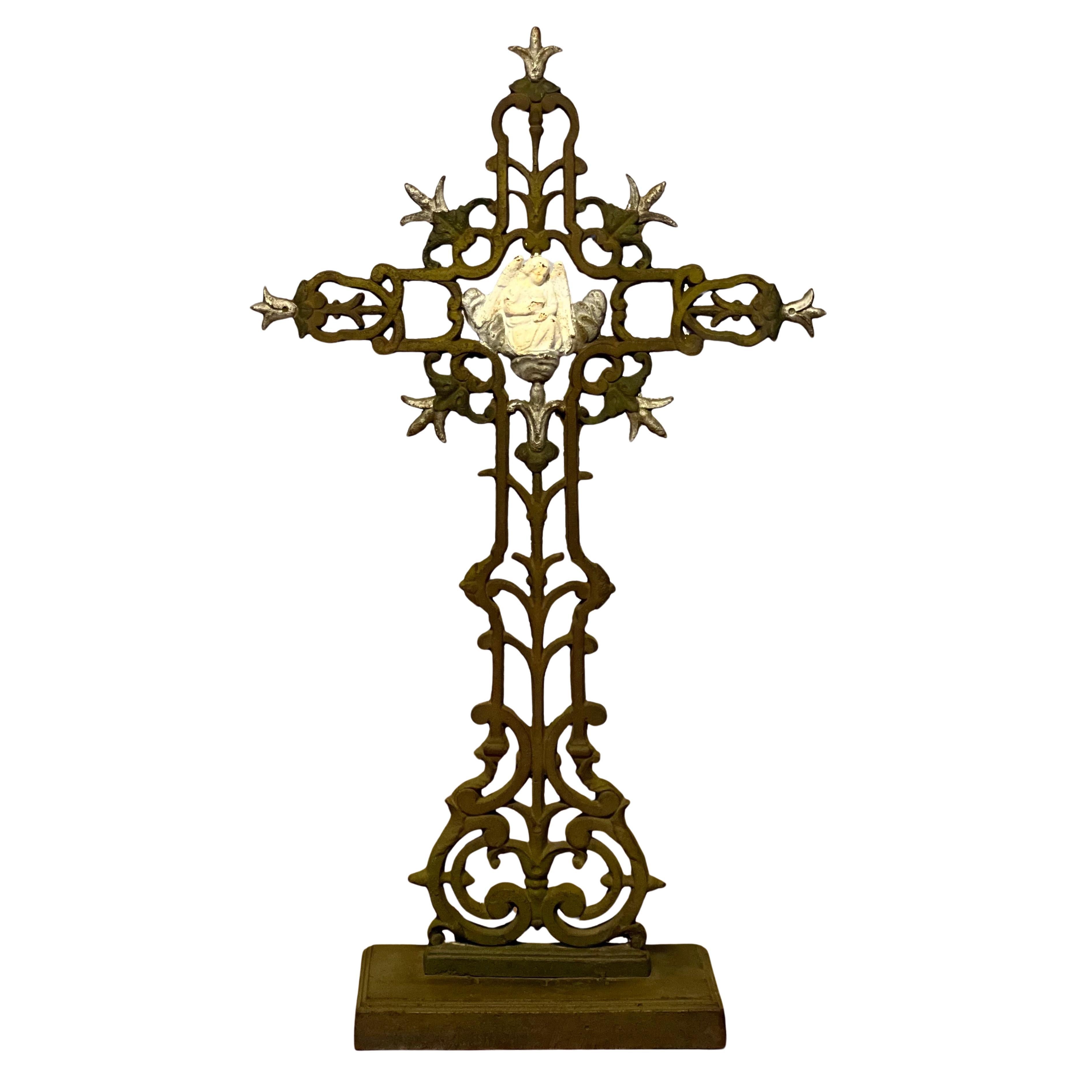 Französisches Standkreuz aus Gusseisen des 19. Jahrhunderts mit Engel