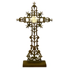 Französisches Standkreuz aus Gusseisen des 19. Jahrhunderts mit Engel