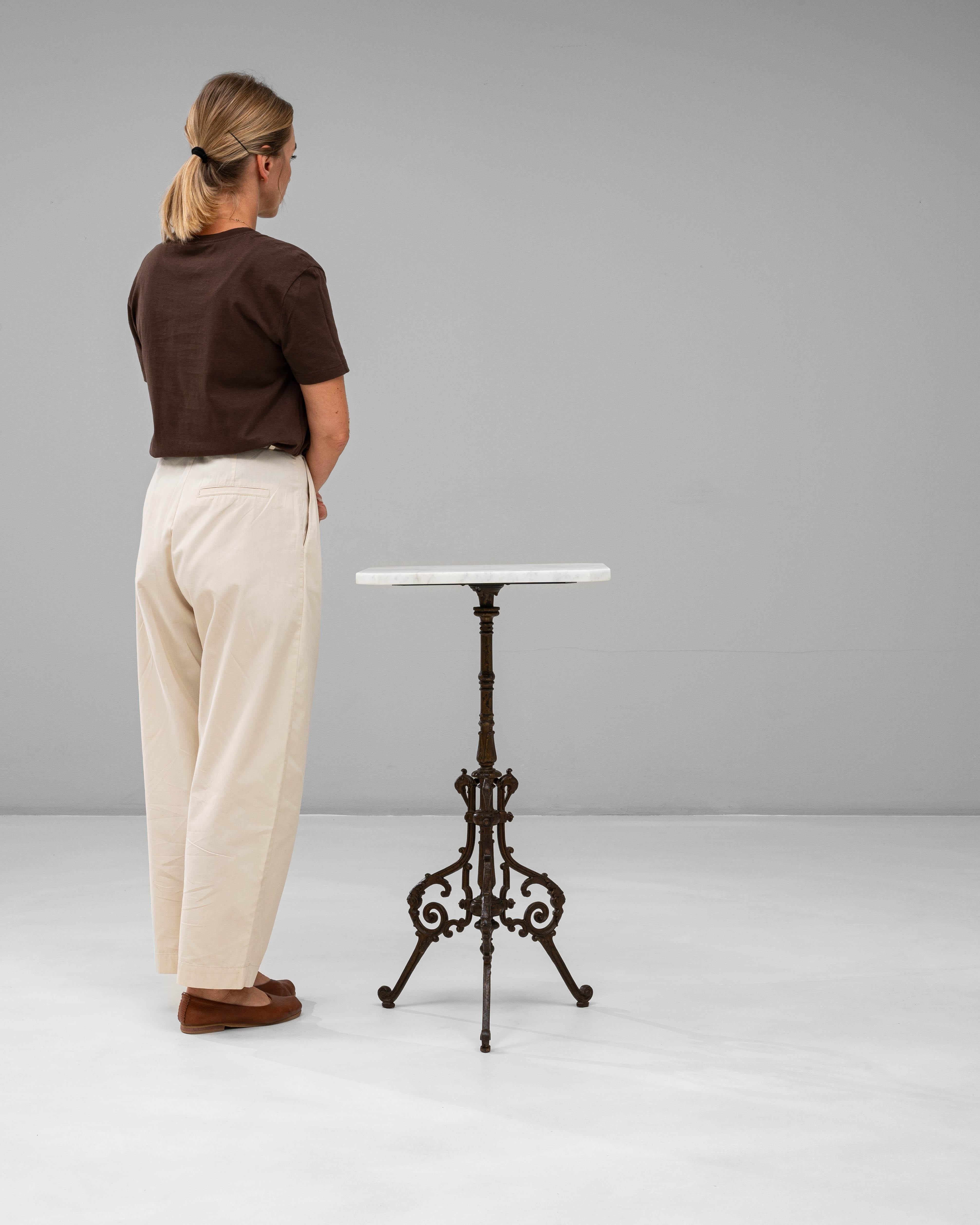 Français Table en fonte française du 19e siècle avec plateau en marbre en vente