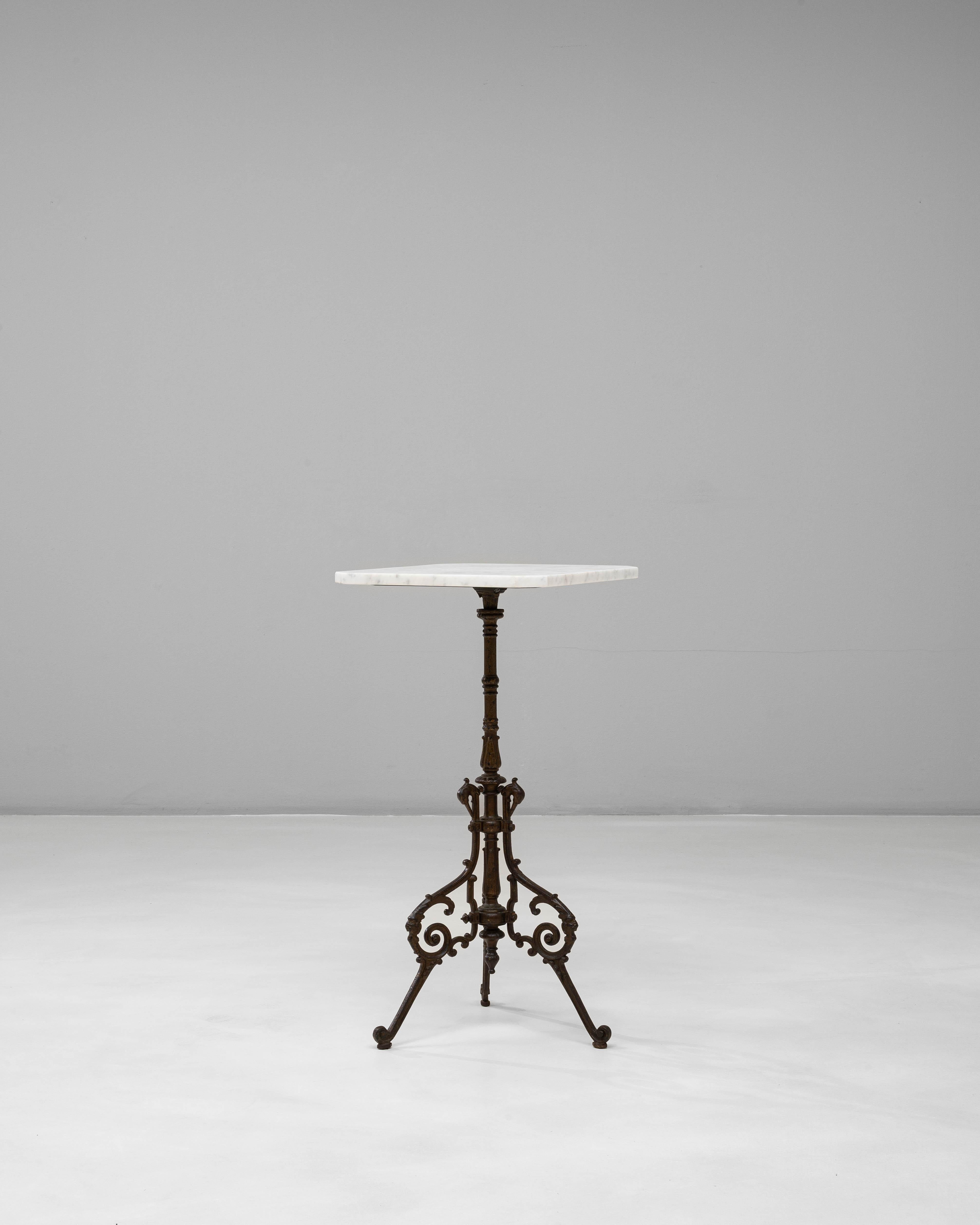 Table en fonte française du 19e siècle avec plateau en marbre Bon état - En vente à High Point, NC