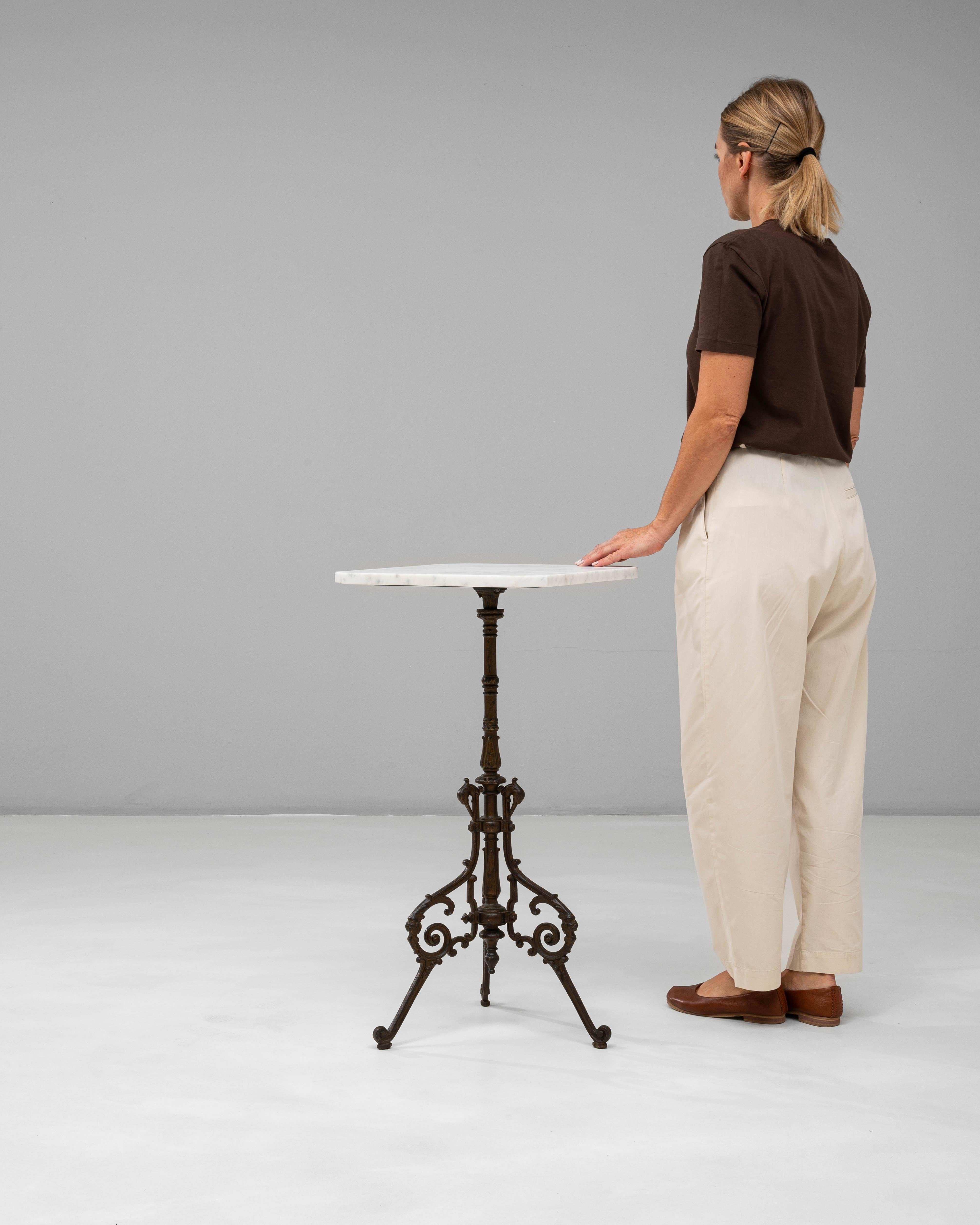 XIXe siècle Table en fonte française du 19e siècle avec plateau en marbre en vente