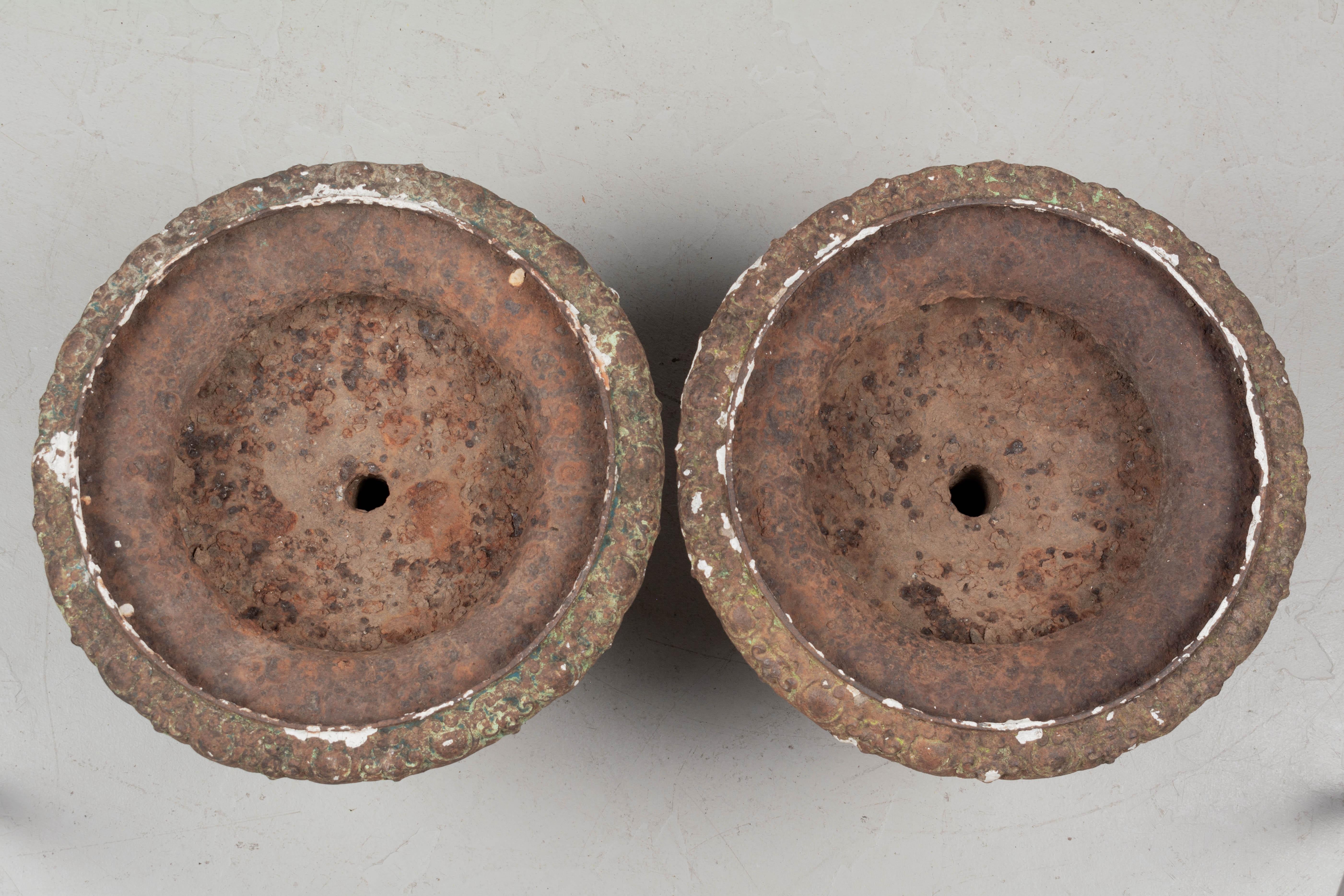 Paire d'urnes en fonte françaises du 19e siècle Bon état - En vente à Winter Park, FL