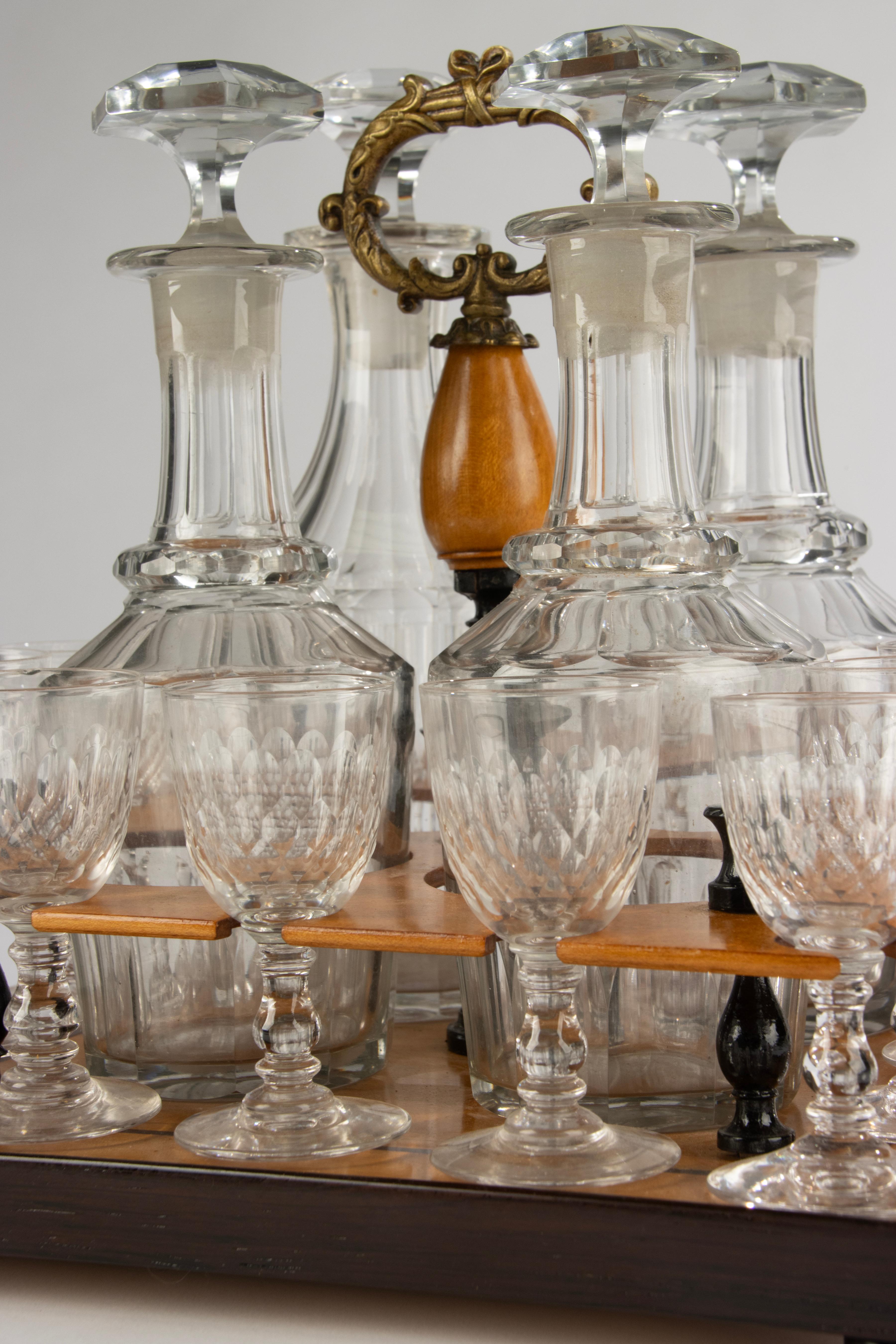 Cave à Liqueur française du 19ème siècle - Wood Wood Marqueté - Carafes et Verres en Cristal en vente 3