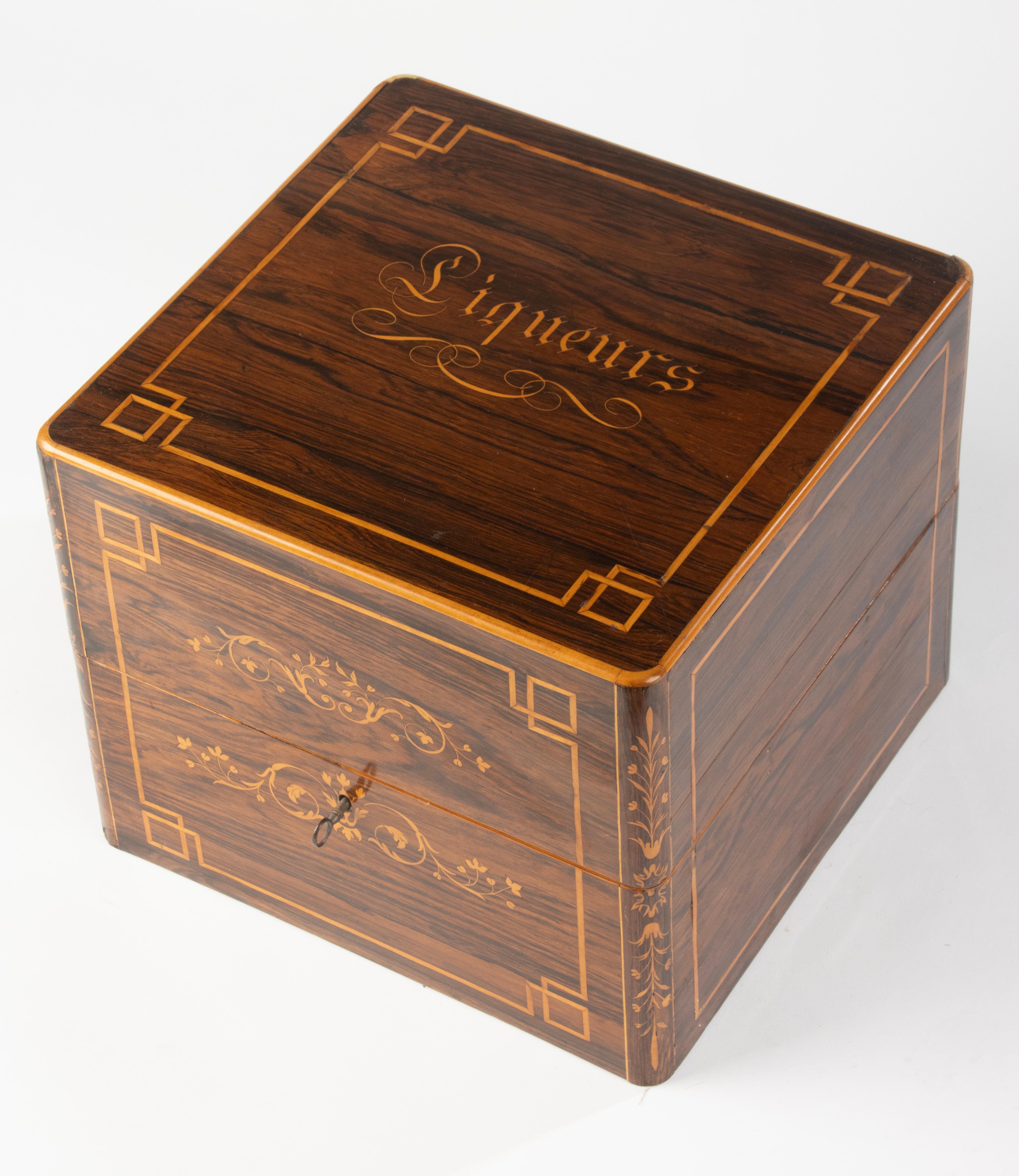 Cave à Liqueur française du 19ème siècle - Wood Wood Marqueté - Carafes et Verres en Cristal en vente 8