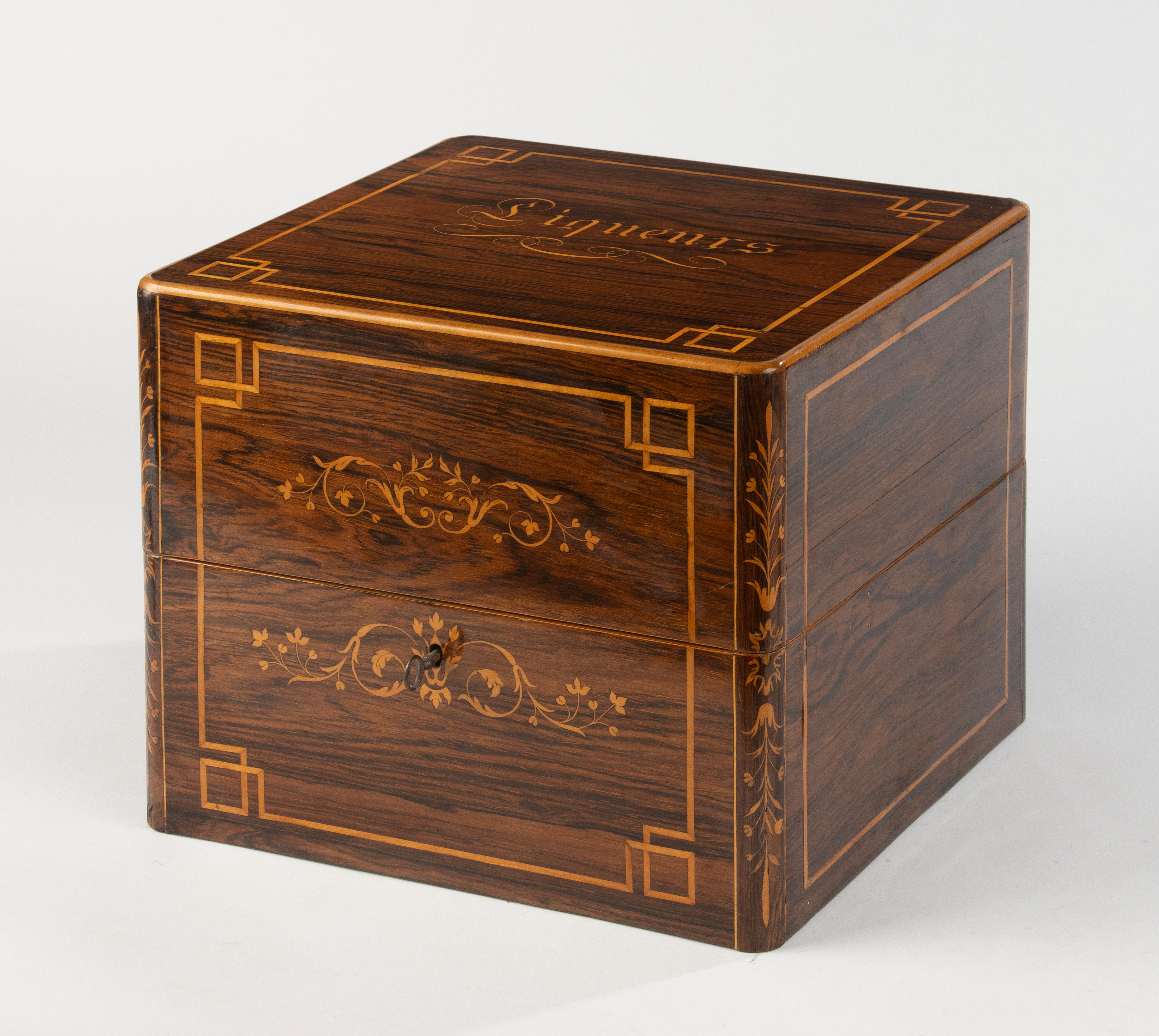Français Cave à Liqueur française du 19ème siècle - Wood Wood Marqueté - Carafes et Verres en Cristal en vente
