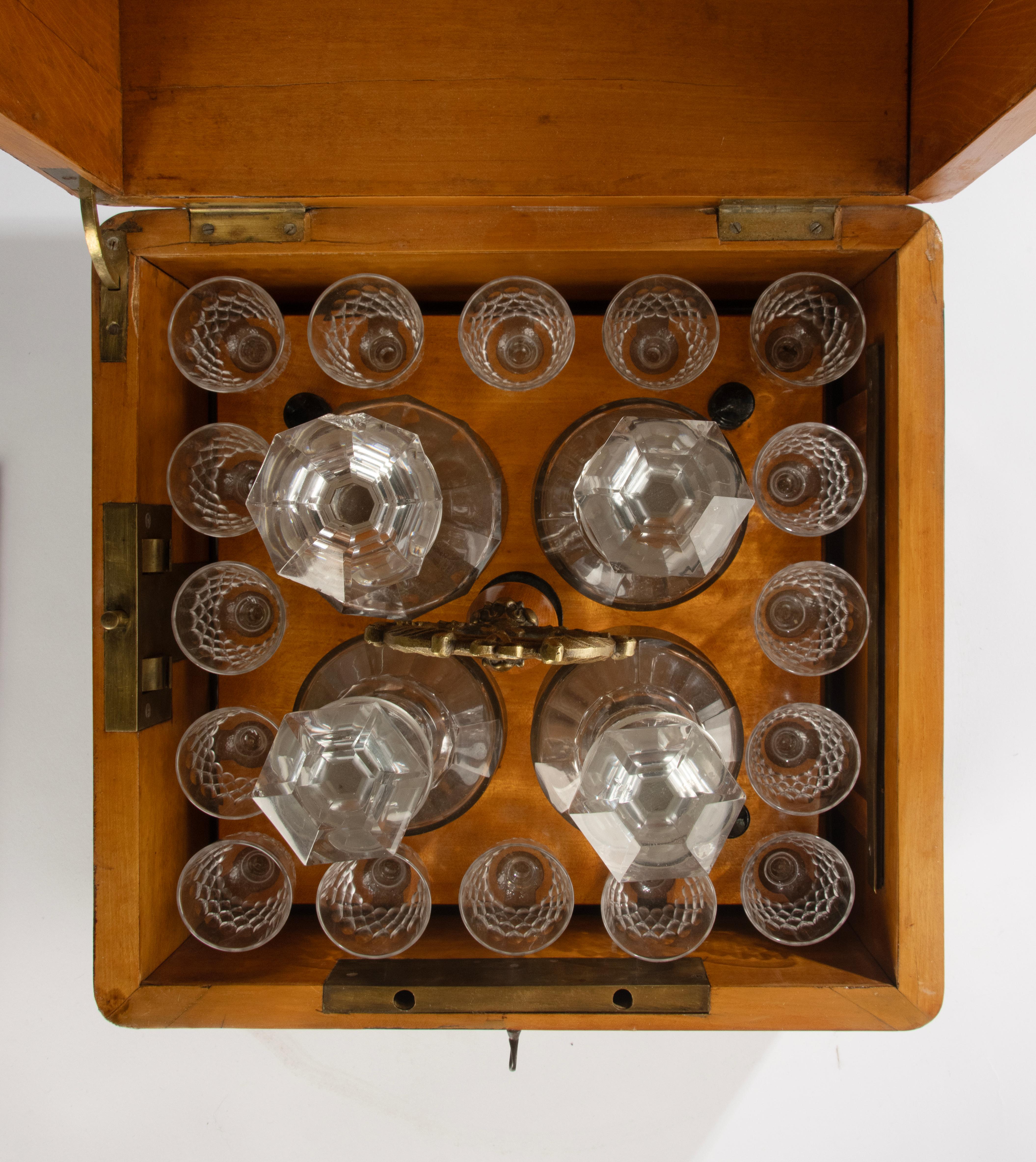 Fait main Cave à Liqueur française du 19ème siècle - Wood Wood Marqueté - Carafes et Verres en Cristal en vente