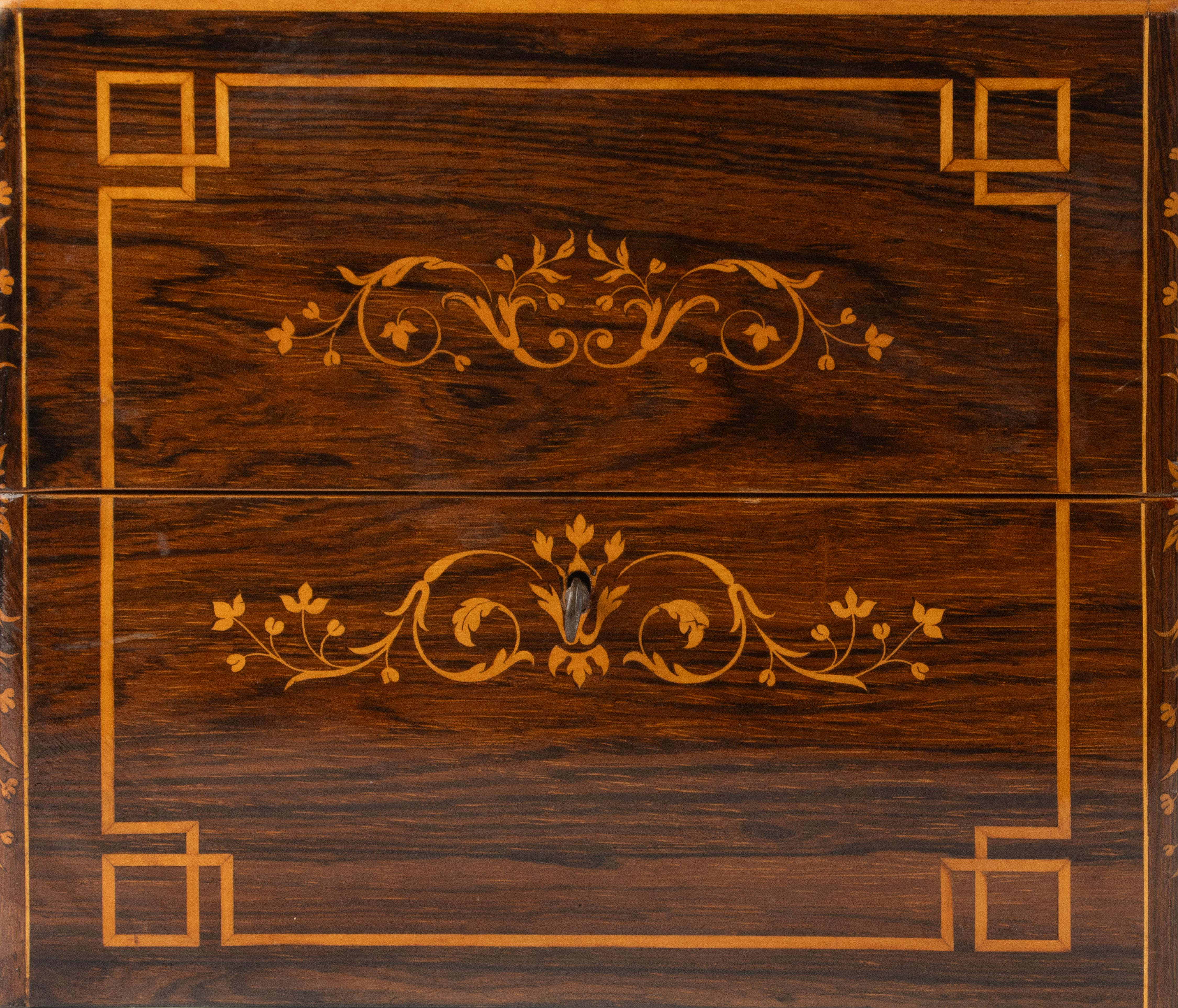 Cave à Liqueur française du 19ème siècle - Wood Wood Marqueté - Carafes et Verres en Cristal Bon état - En vente à Casteren, Noord-Brabant