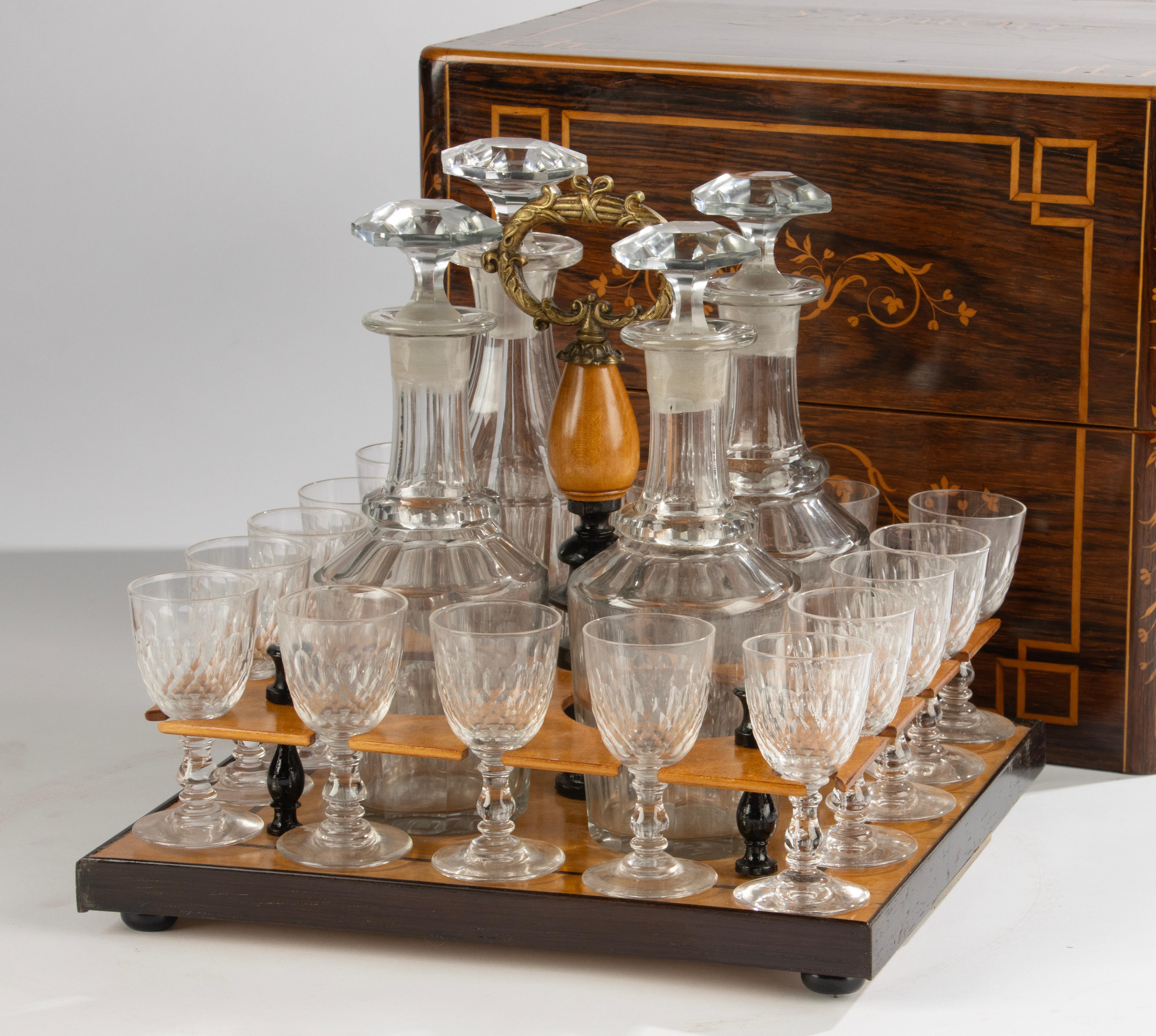 Cave à Liqueur française du 19ème siècle - Wood Wood Marqueté - Carafes et Verres en Cristal en vente 1