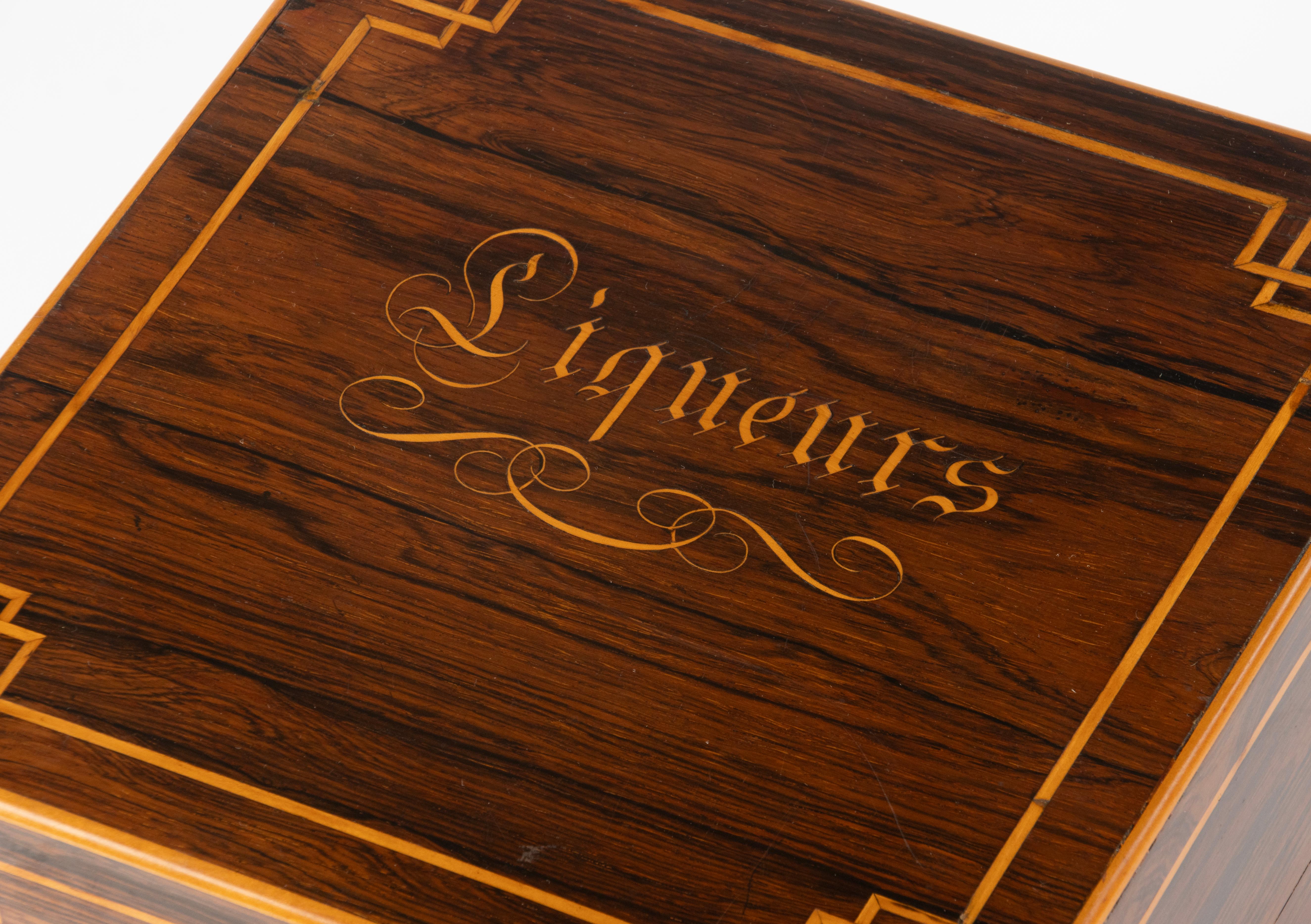 Cave à Liqueur française du 19ème siècle - Wood Wood Marqueté - Carafes et Verres en Cristal en vente 2