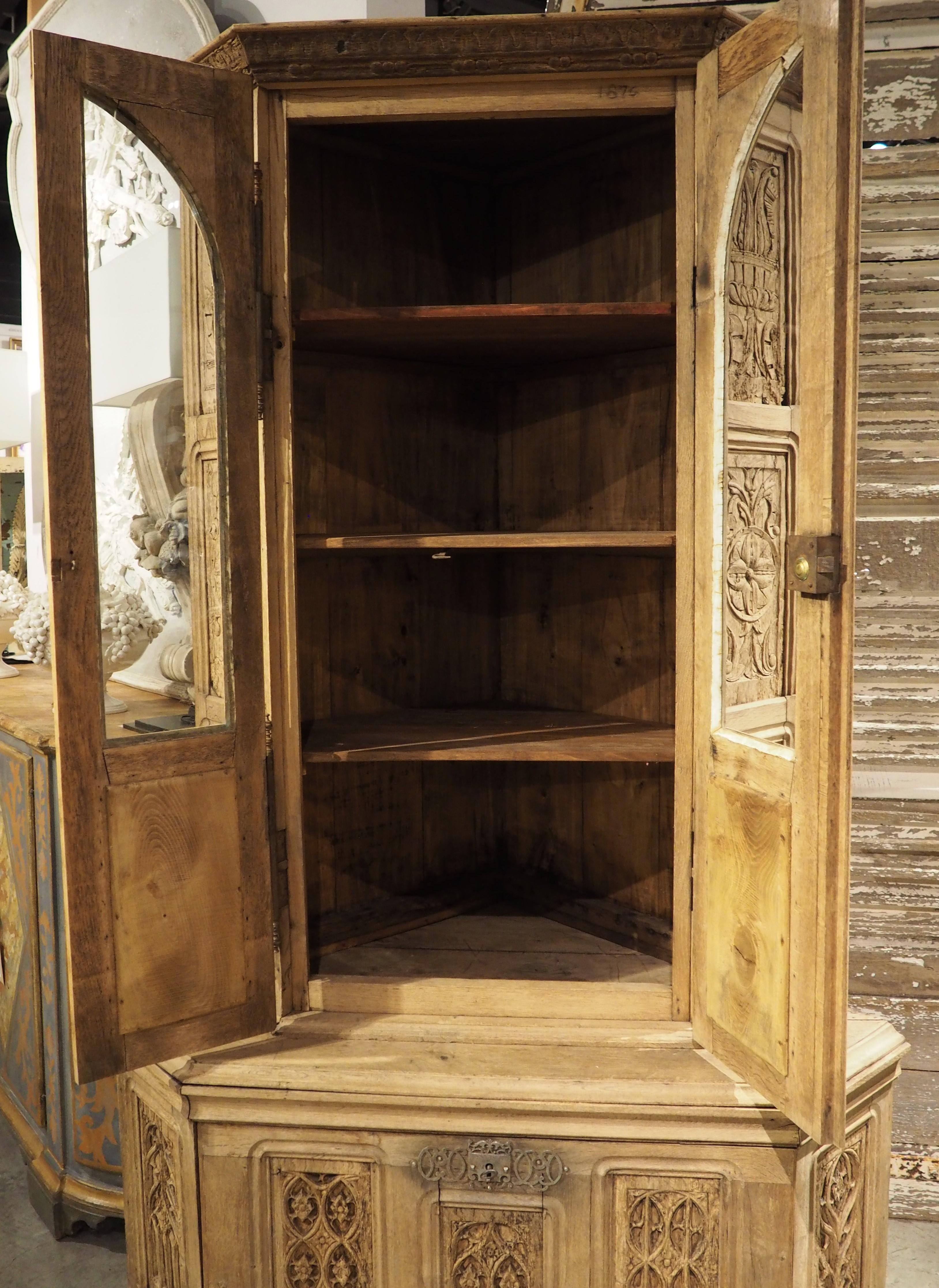 Armadio angolare francese del XIX secolo in Oak Oak con pannelli gotici d'epoca in vendita 4