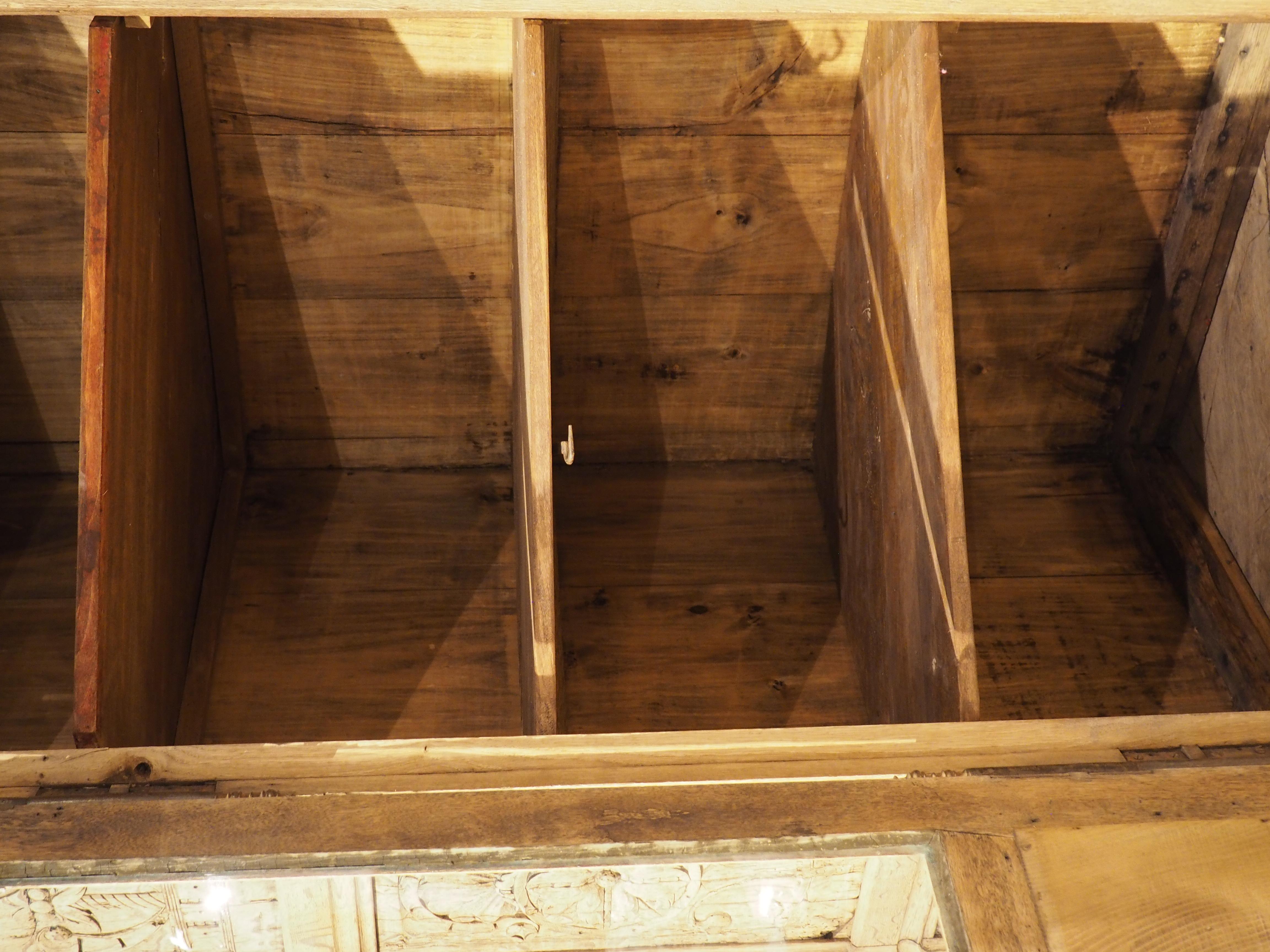 Armadio angolare francese del XIX secolo in Oak Oak con pannelli gotici d'epoca in vendita 5