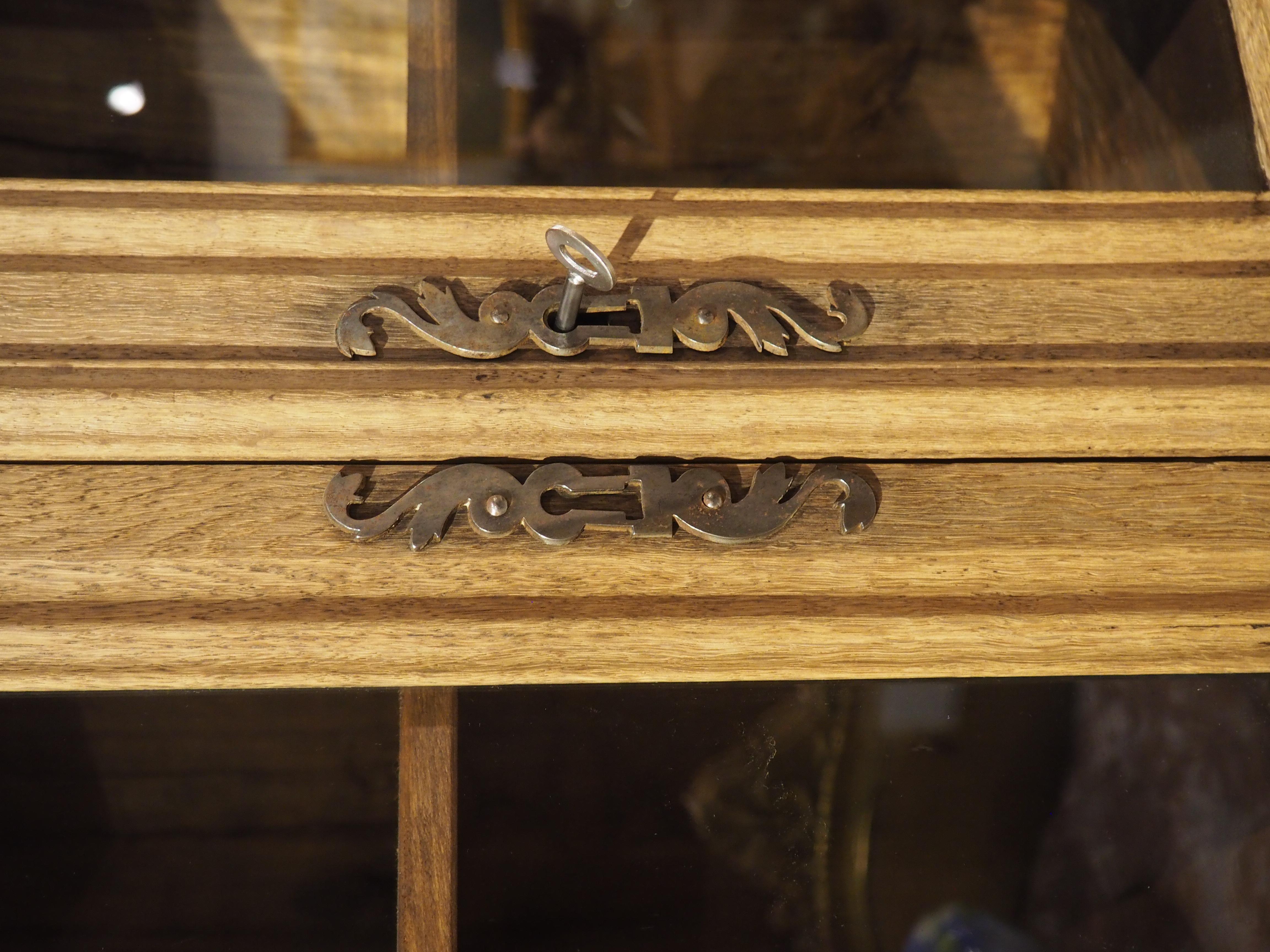 Armadio angolare francese del XIX secolo in Oak Oak con pannelli gotici d'epoca in vendita 6