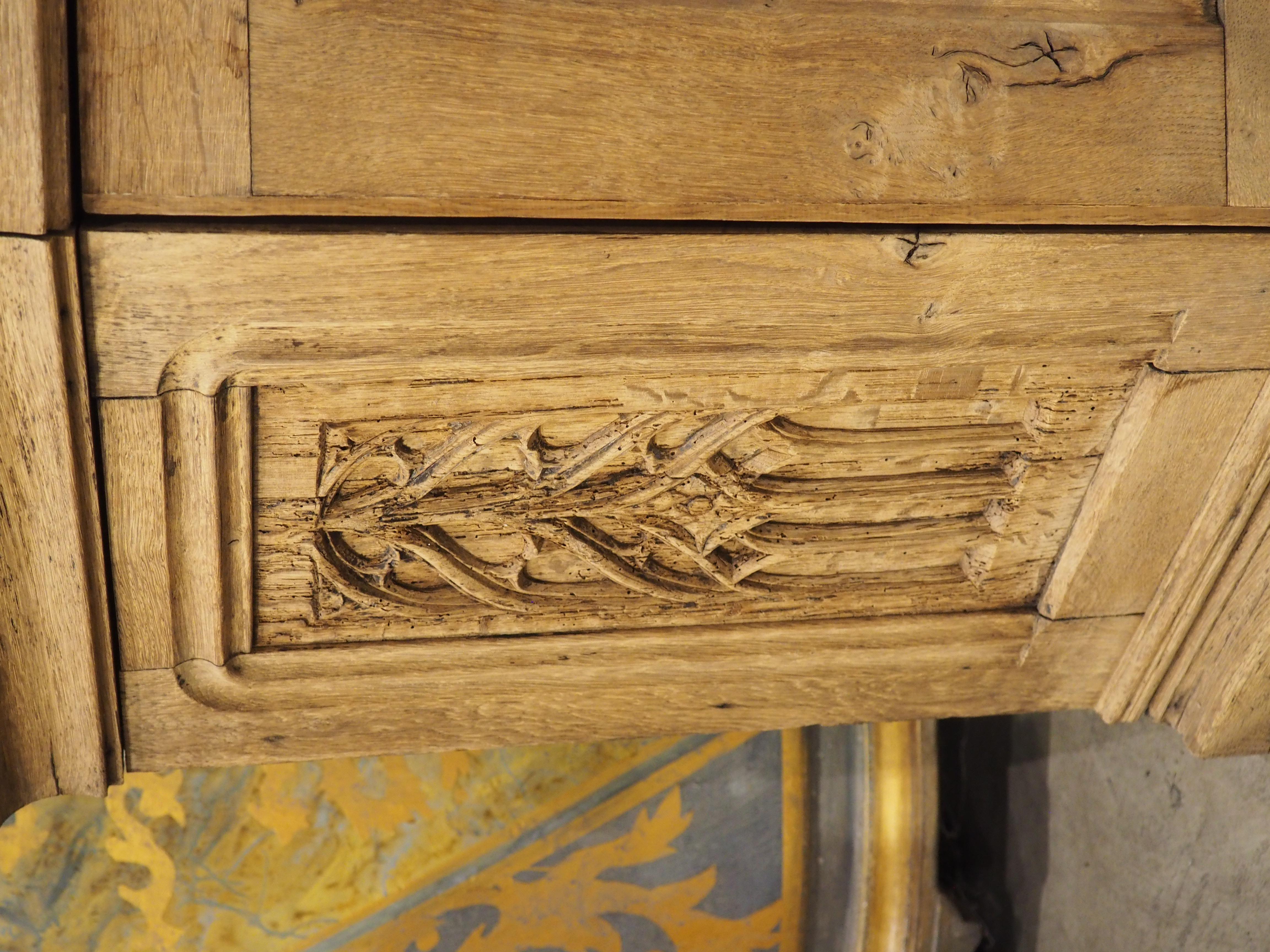 Armadio angolare francese del XIX secolo in Oak Oak con pannelli gotici d'epoca in vendita 7