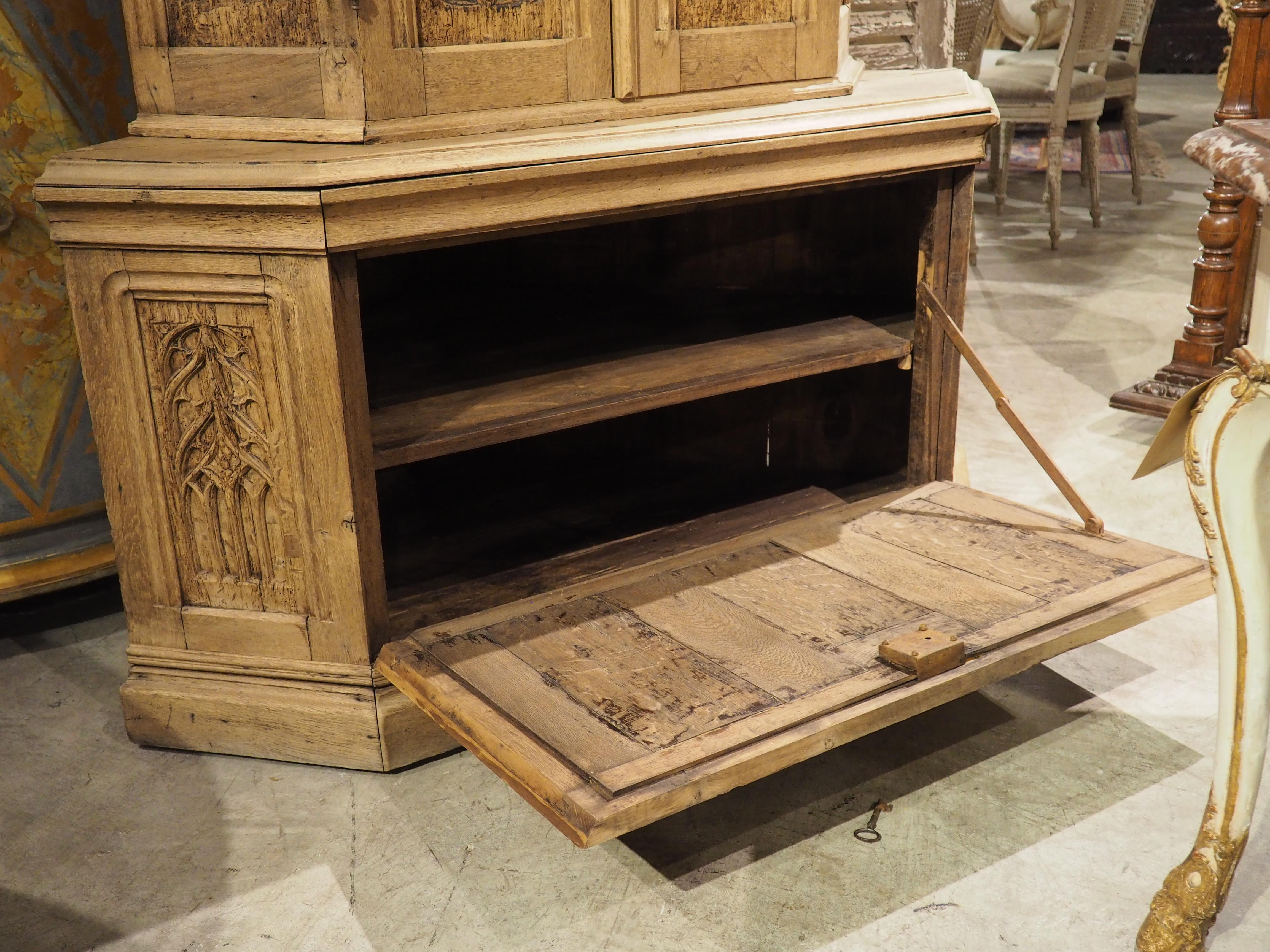 Armadio angolare francese del XIX secolo in Oak Oak con pannelli gotici d'epoca in vendita 8