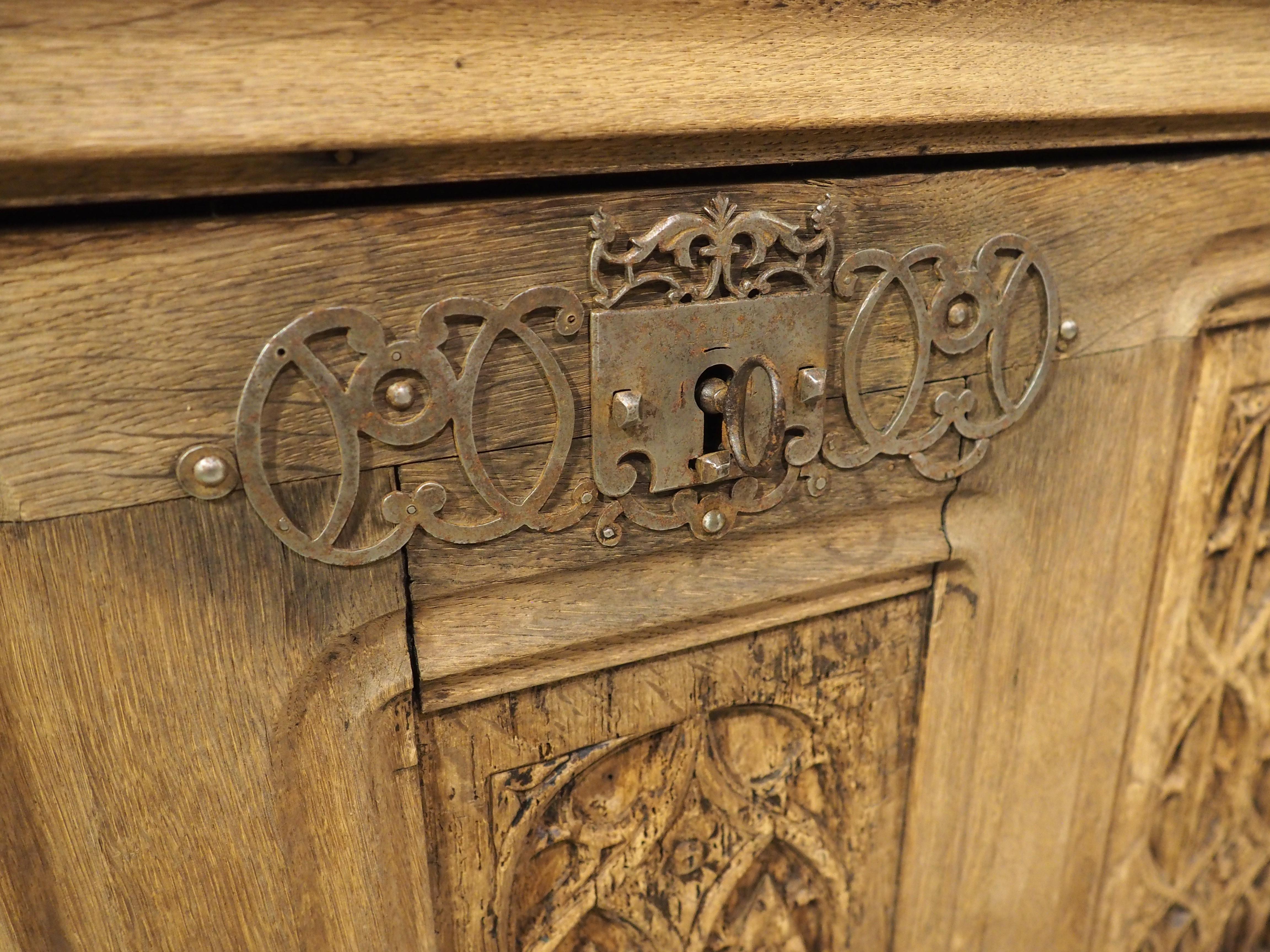 Armadio angolare francese del XIX secolo in Oak Oak con pannelli gotici d'epoca in vendita 9