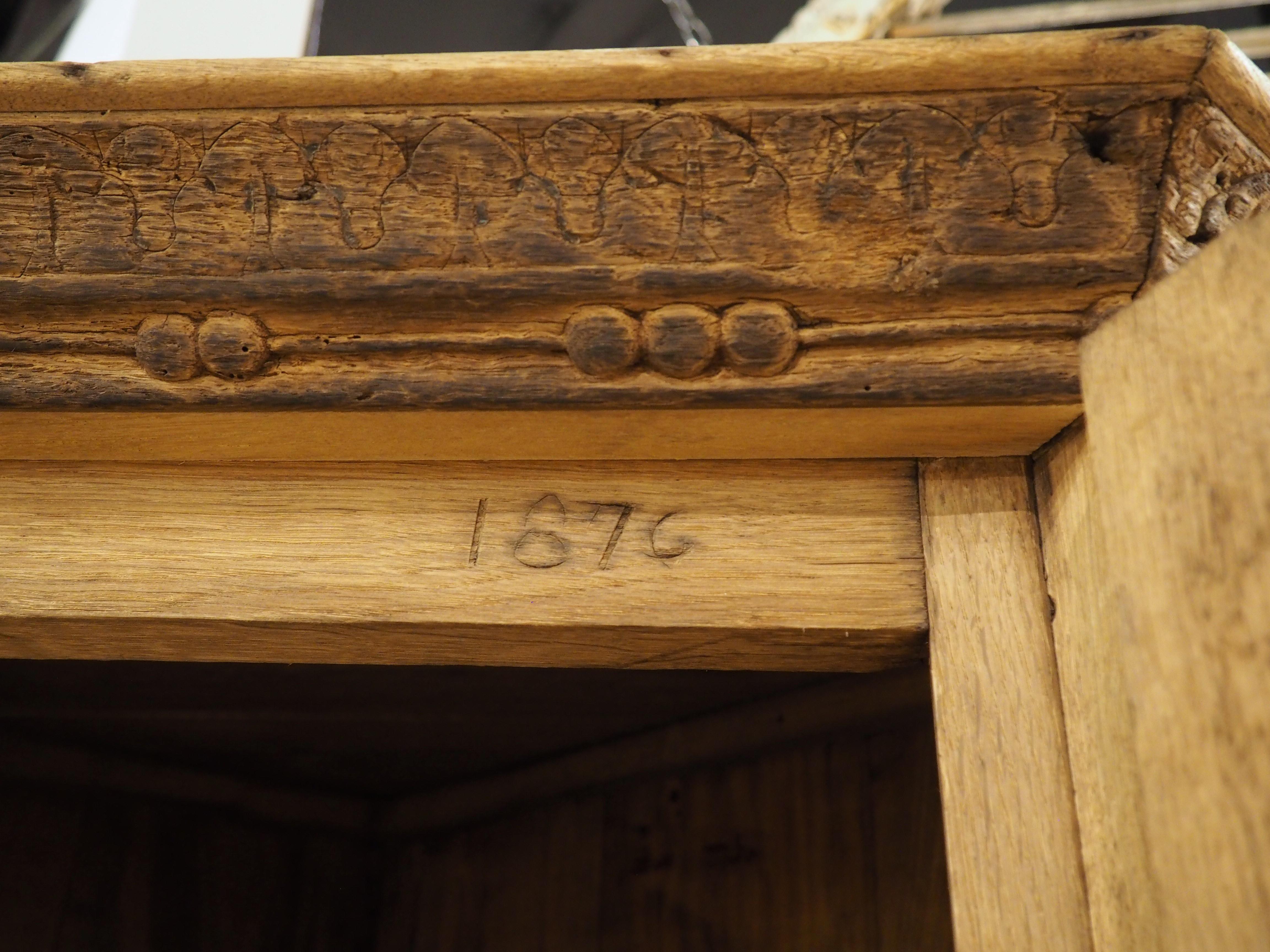 Armadio angolare francese del XIX secolo in Oak Oak con pannelli gotici d'epoca in vendita 10