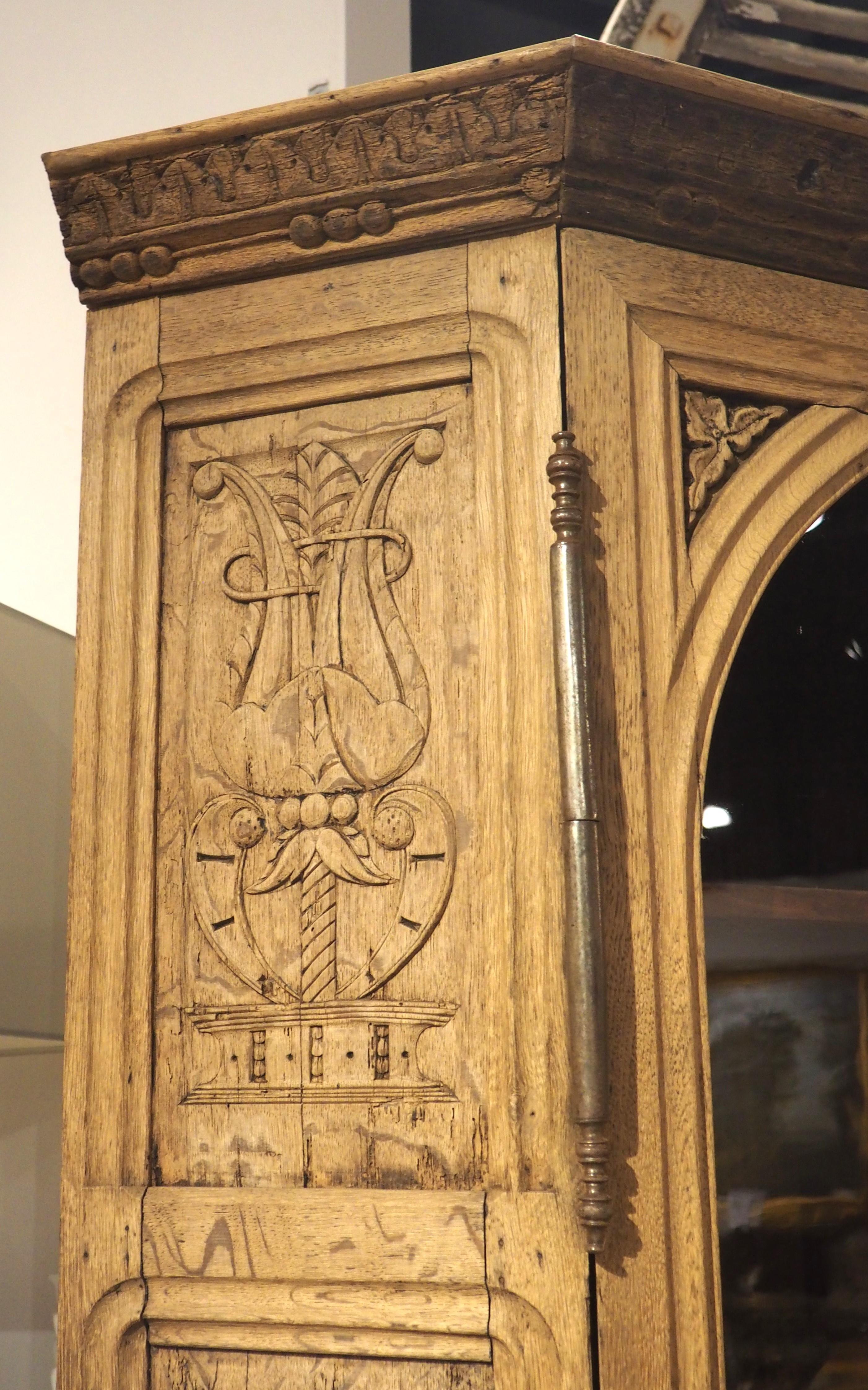 Gotico Armadio angolare francese del XIX secolo in Oak Oak con pannelli gotici d'epoca in vendita