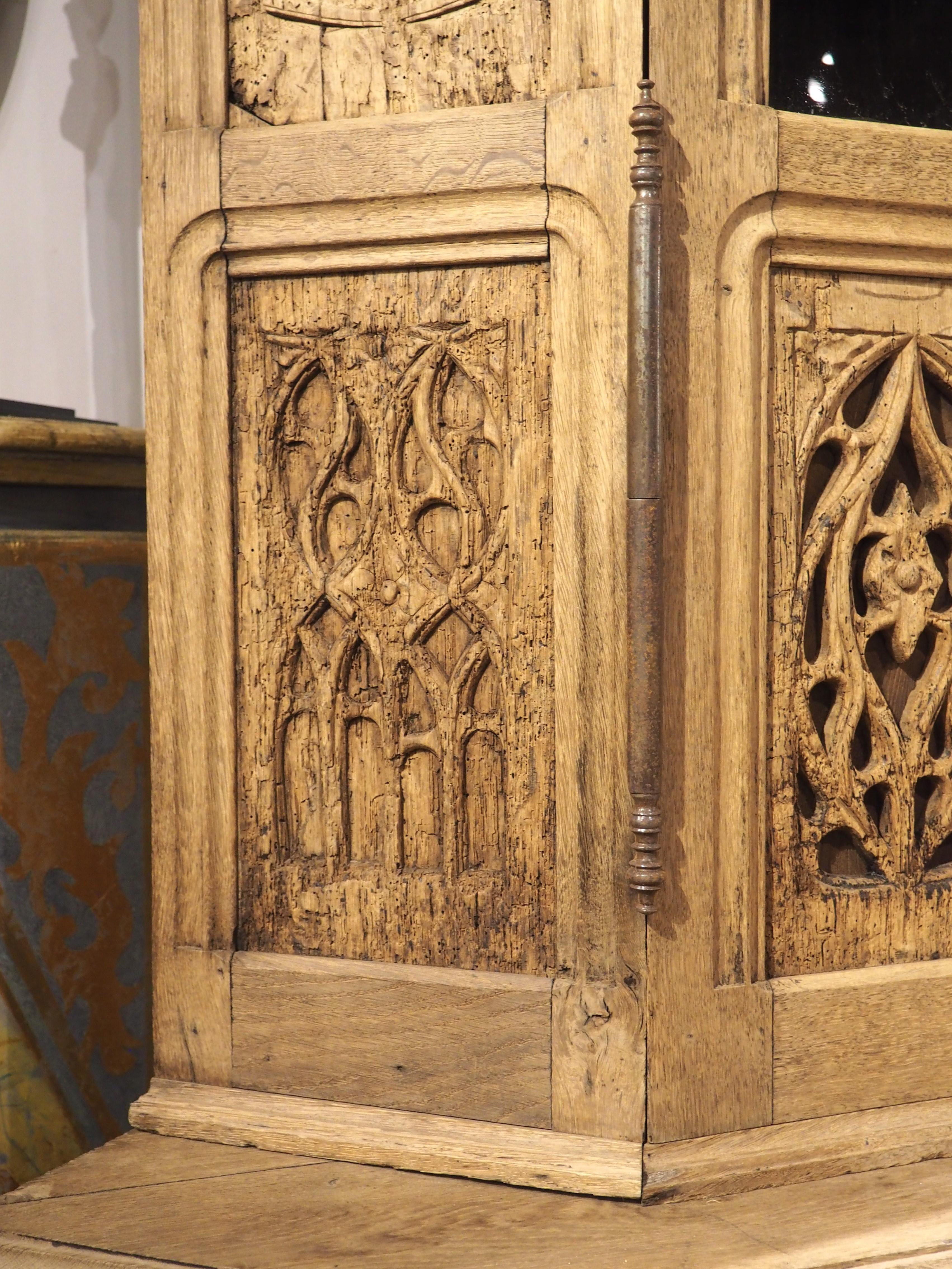 Francese Armadio angolare francese del XIX secolo in Oak Oak con pannelli gotici d'epoca in vendita