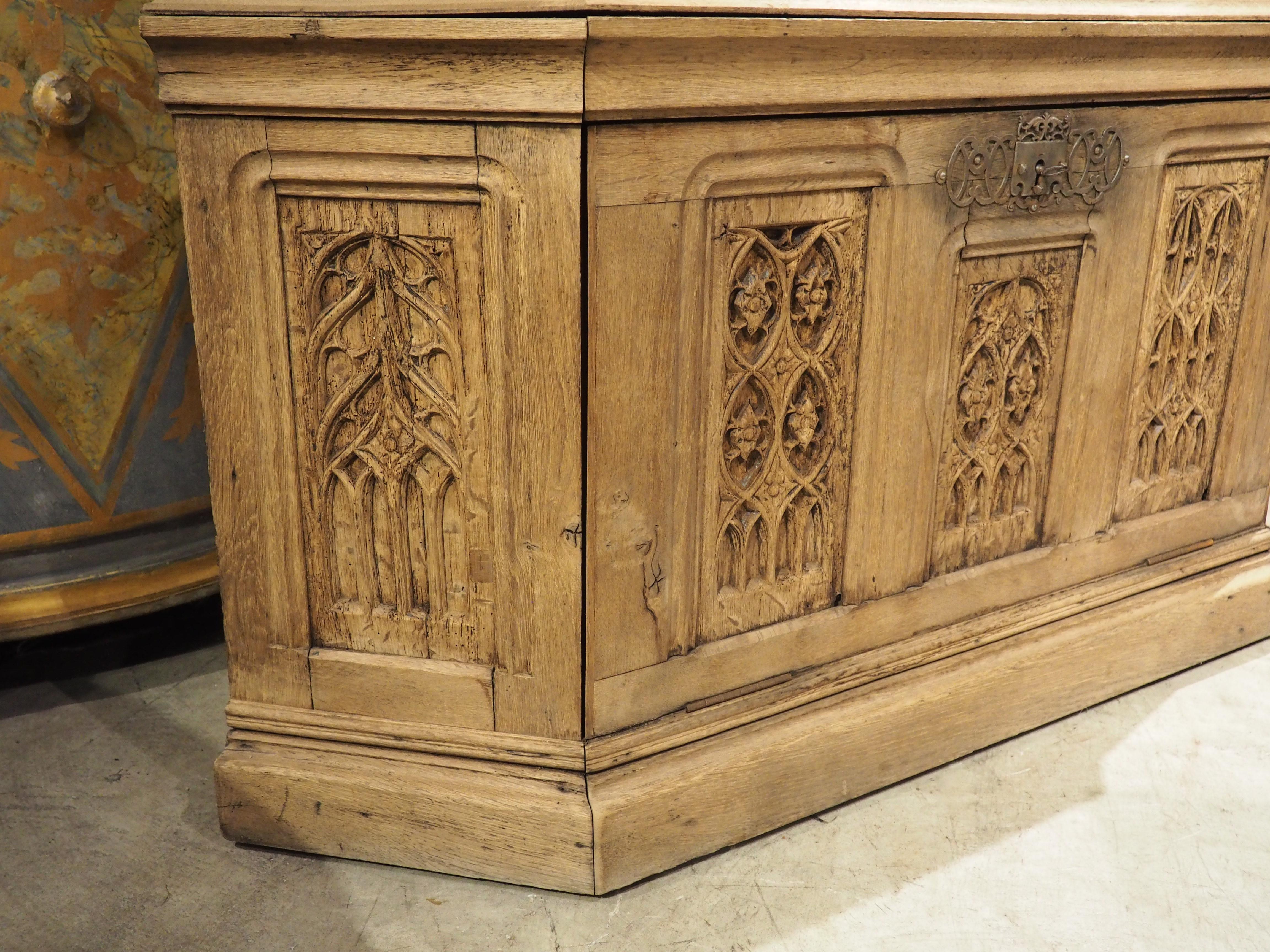 Sbiancato Armadio angolare francese del XIX secolo in Oak Oak con pannelli gotici d'epoca in vendita