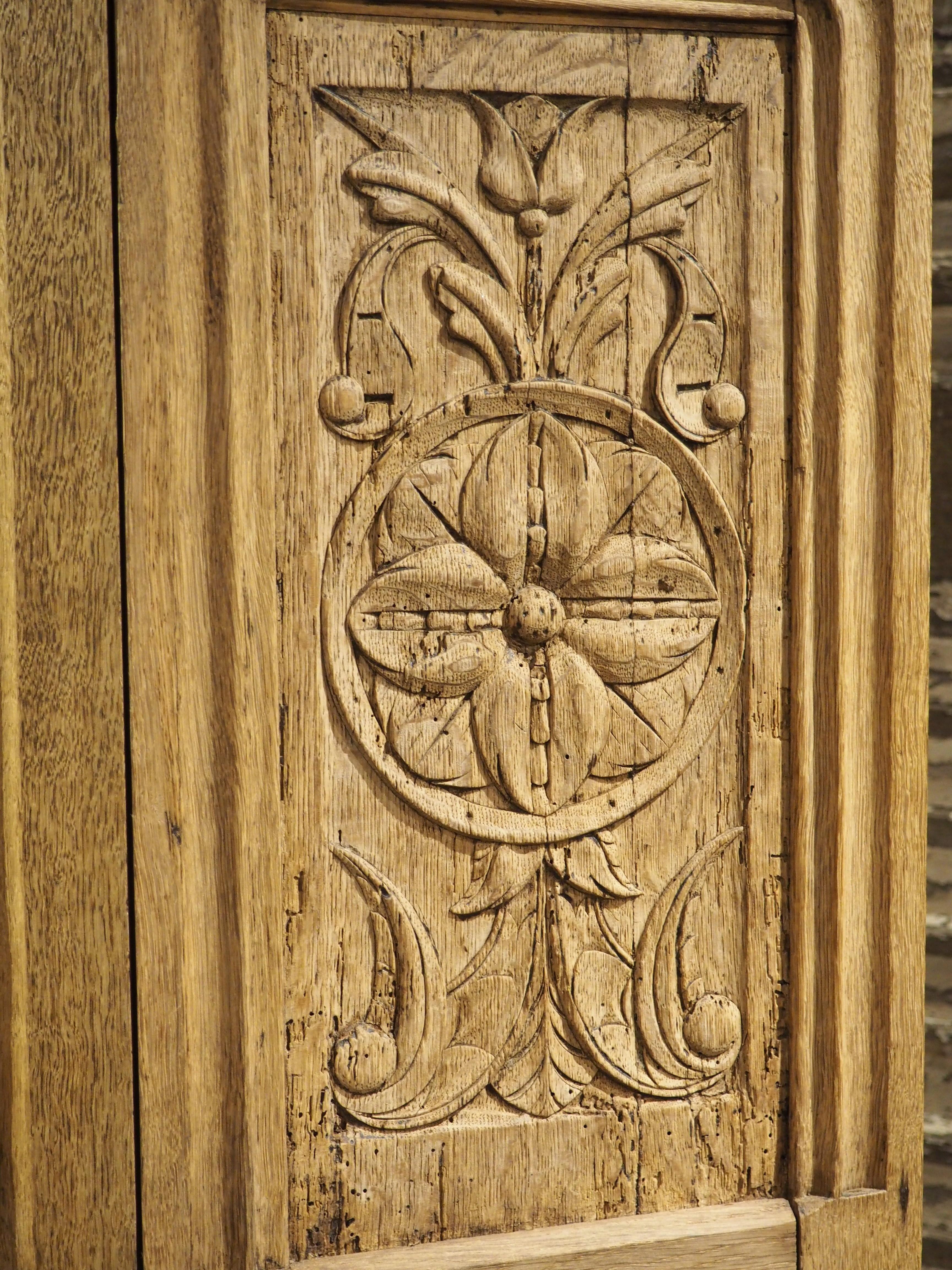 Vetro Armadio angolare francese del XIX secolo in Oak Oak con pannelli gotici d'epoca in vendita