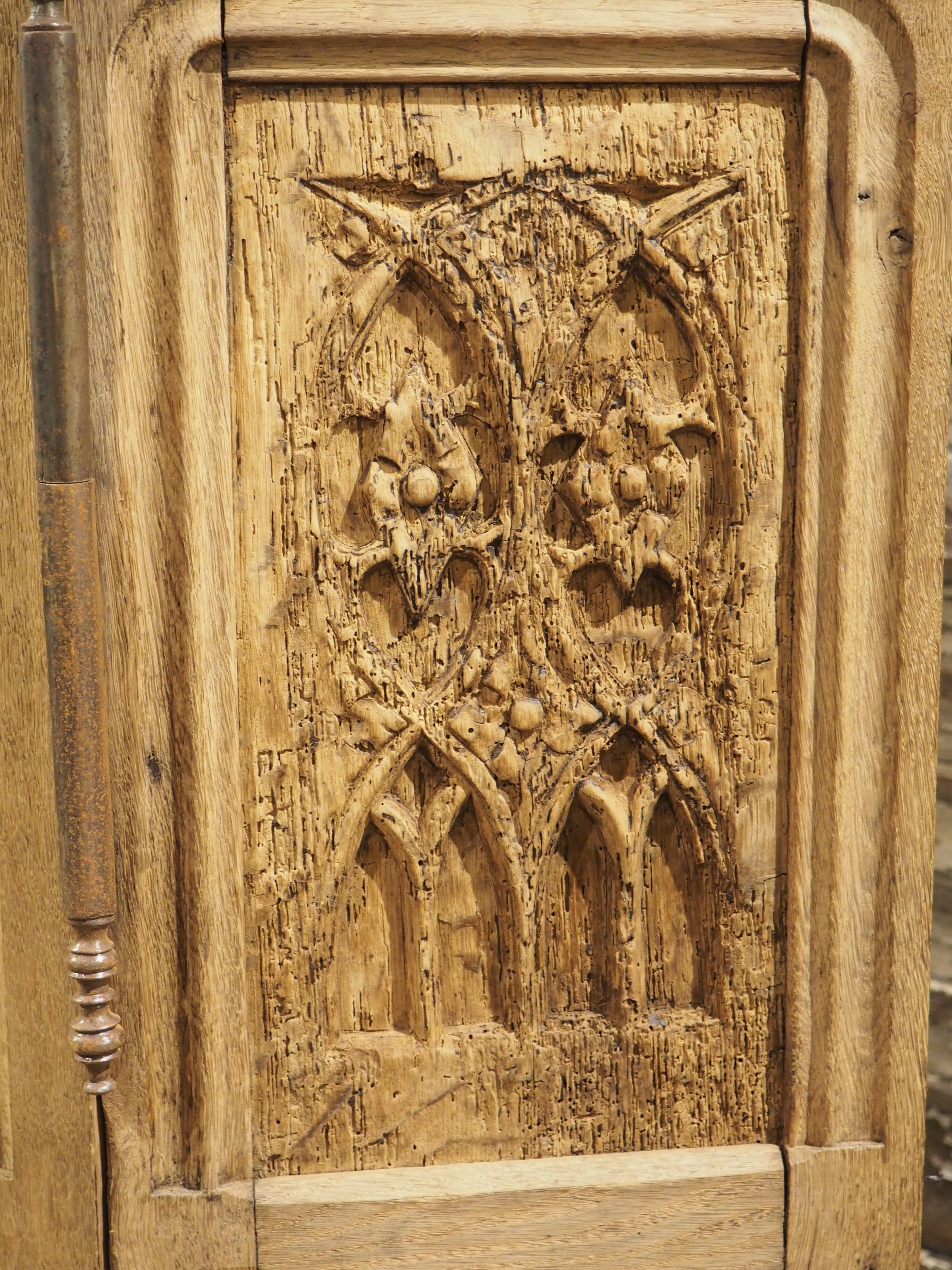 Armadio angolare francese del XIX secolo in Oak Oak con pannelli gotici d'epoca in vendita 1