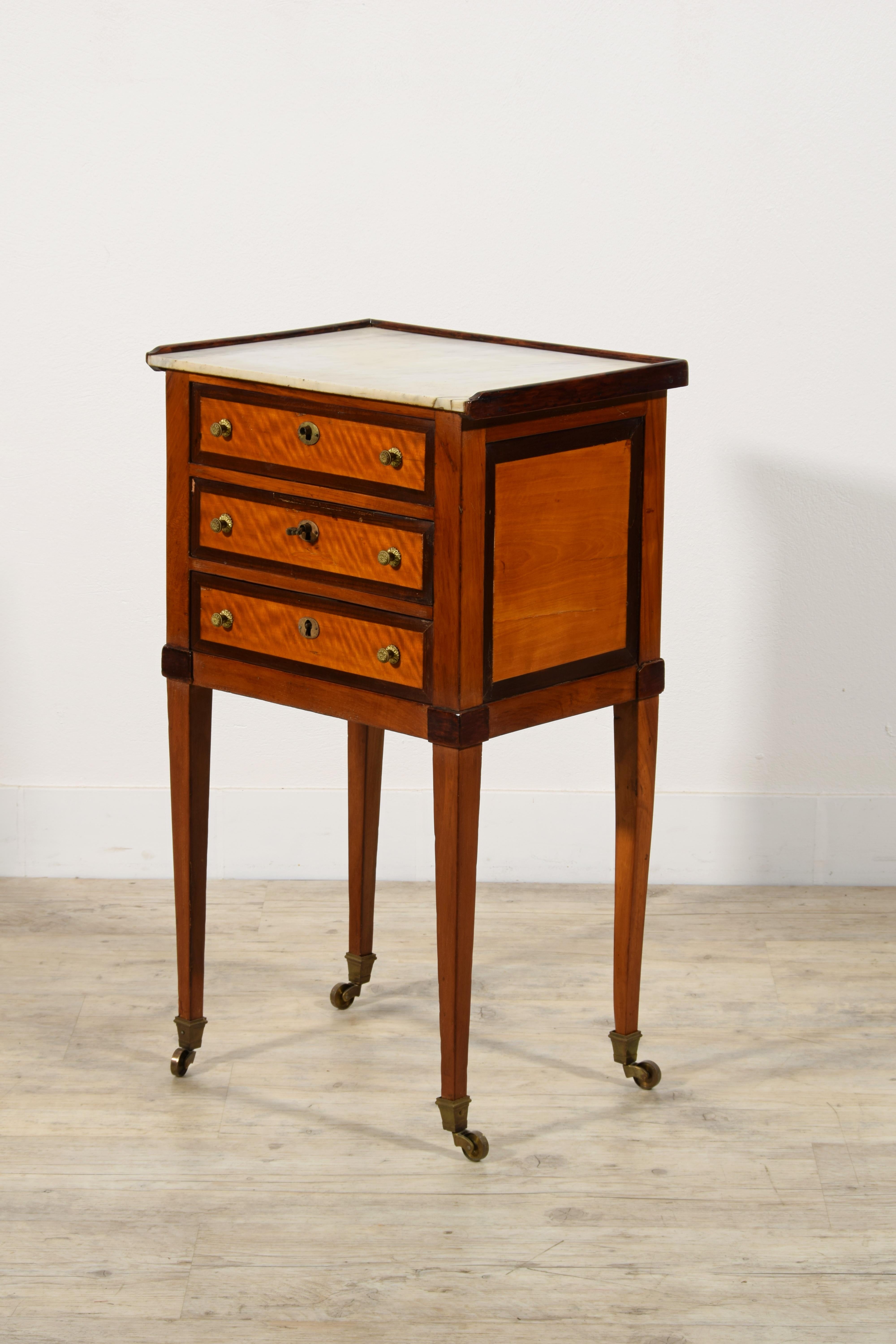 19th century, French center cabinet with marble top
This central cabinet was made in France, during the Directoire period, between the late eighteenth and the beginning of the nineteenth century. The wooden structure is veneered in cherry wood,