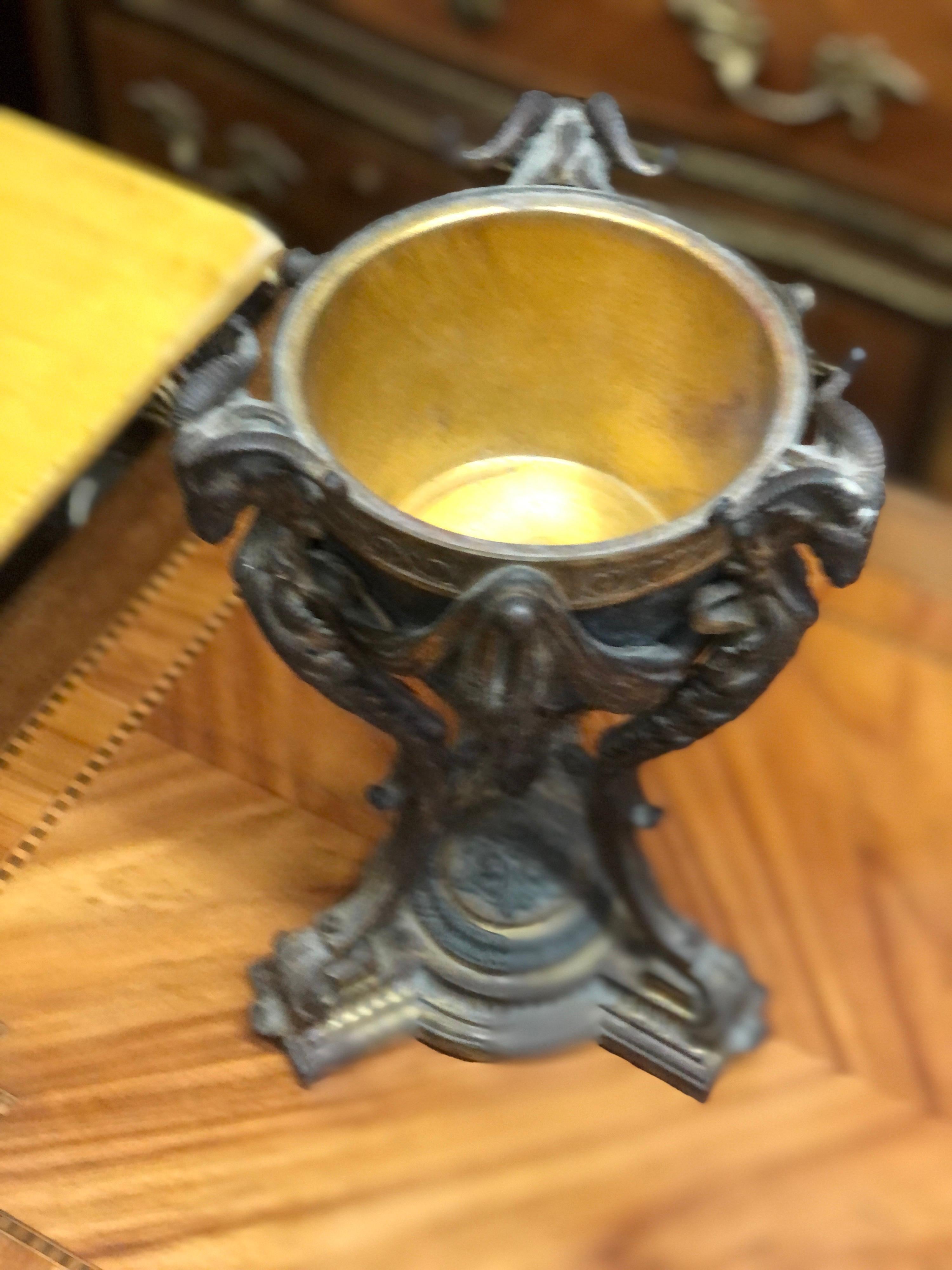 Francese Centrotavola francese del XIX secolo in bronzo con teste di animali in vendita