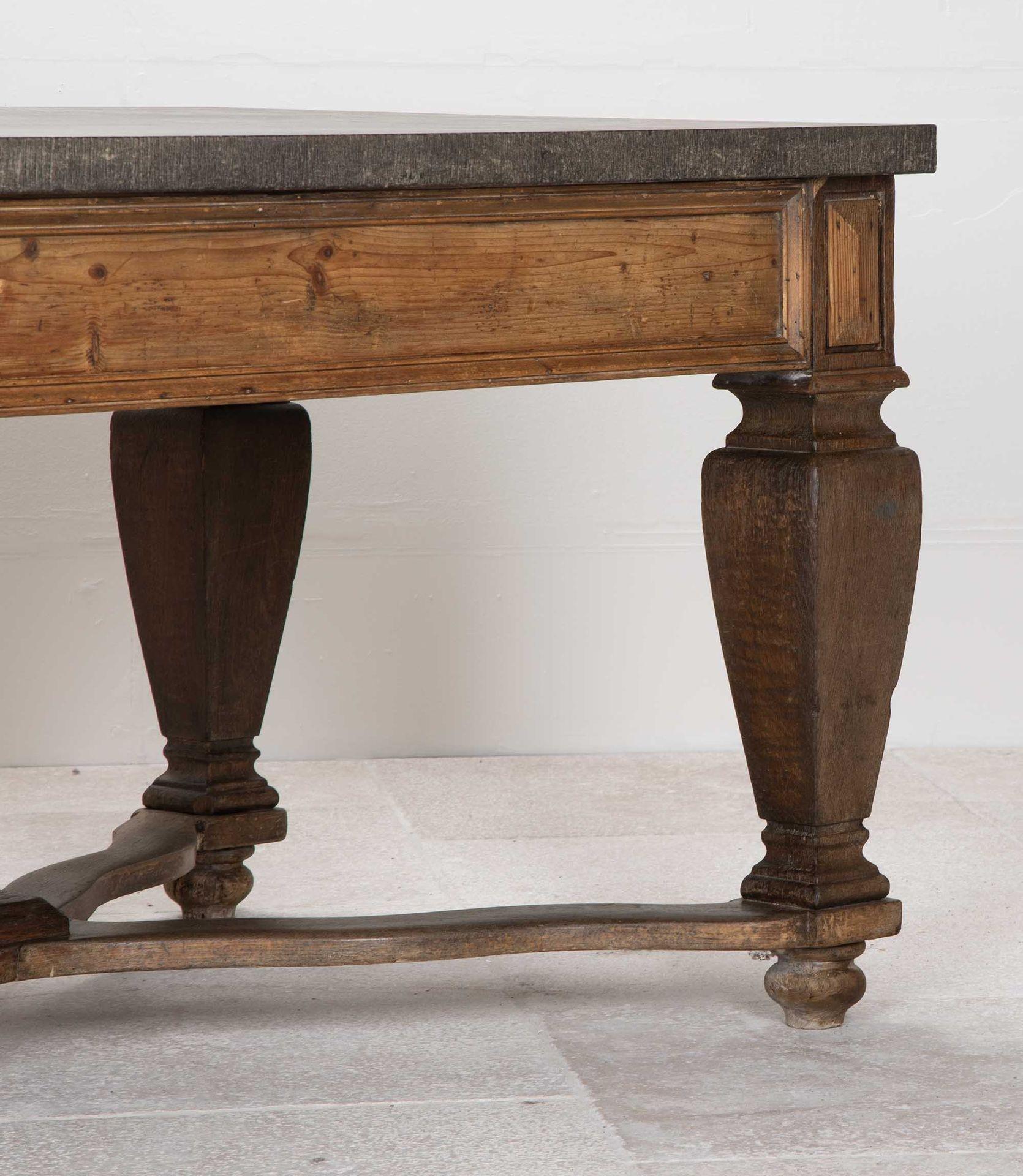 Mesa de centro francesa del siglo XIX sobre una base elevada de roble en venta 1
