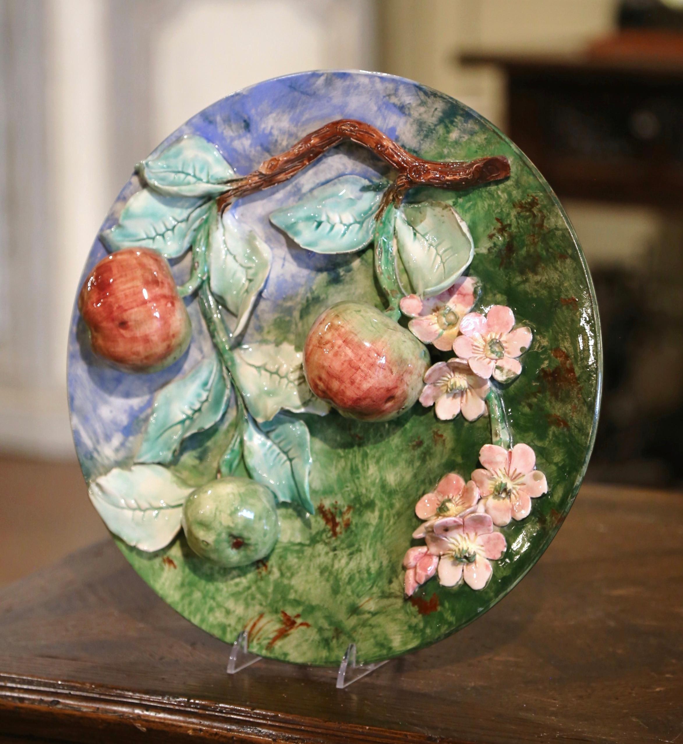 Francese Piatto da parete Barbotine in ceramica del XIX secolo con mele firmato Longchamps in vendita