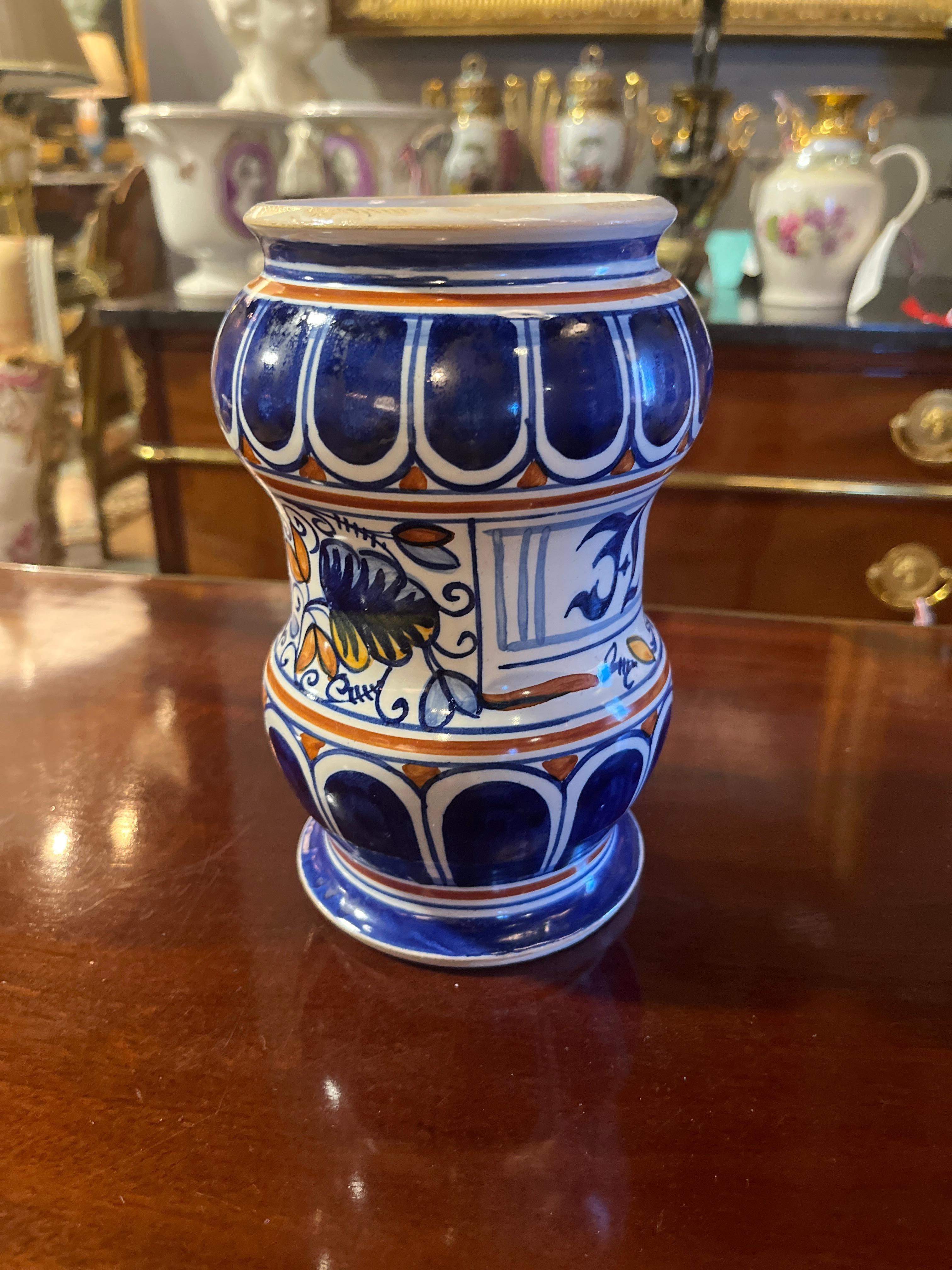 Vaso da farmacia francese del XIX secolo in ceramica 
Bellissimo pezzo acquistato in Francia, usura adeguata all'età, vedi foto dettagliate o inviaci un messaggio per qualsiasi domanda. 