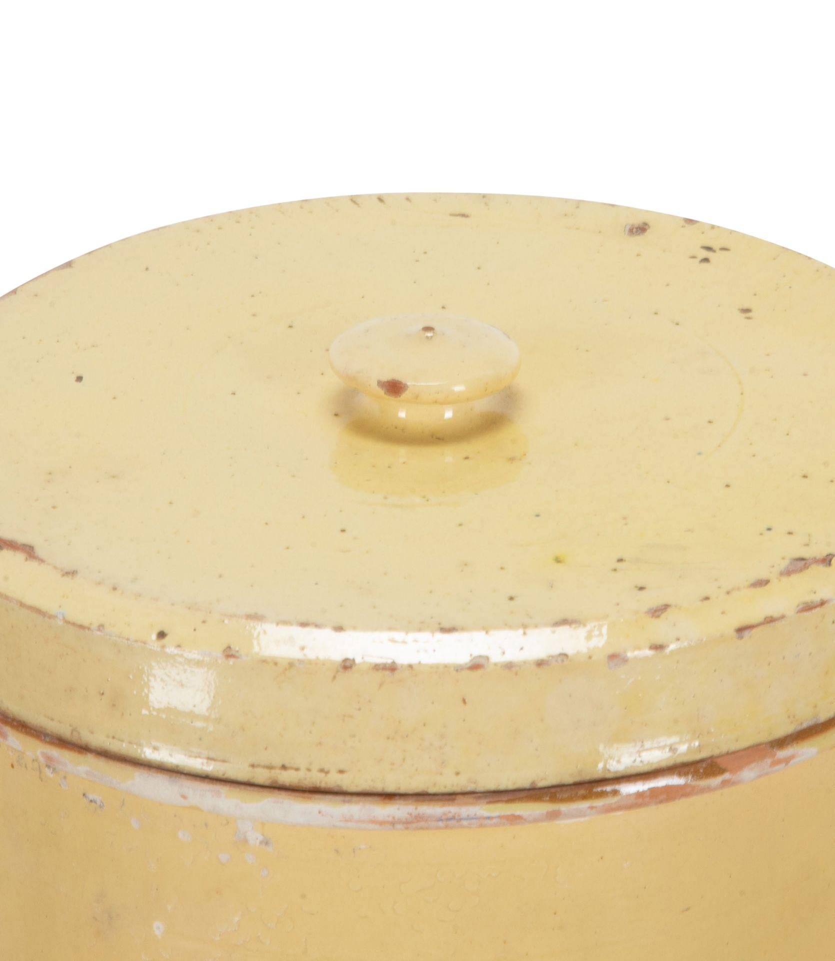 Vaso in ceramica del XIX secolo proveniente dalla regione francese della Savoia.
Con buona patina e colore.
Originariamente veniva utilizzato per conservare gli alimenti con il sale.
Circa 1880.