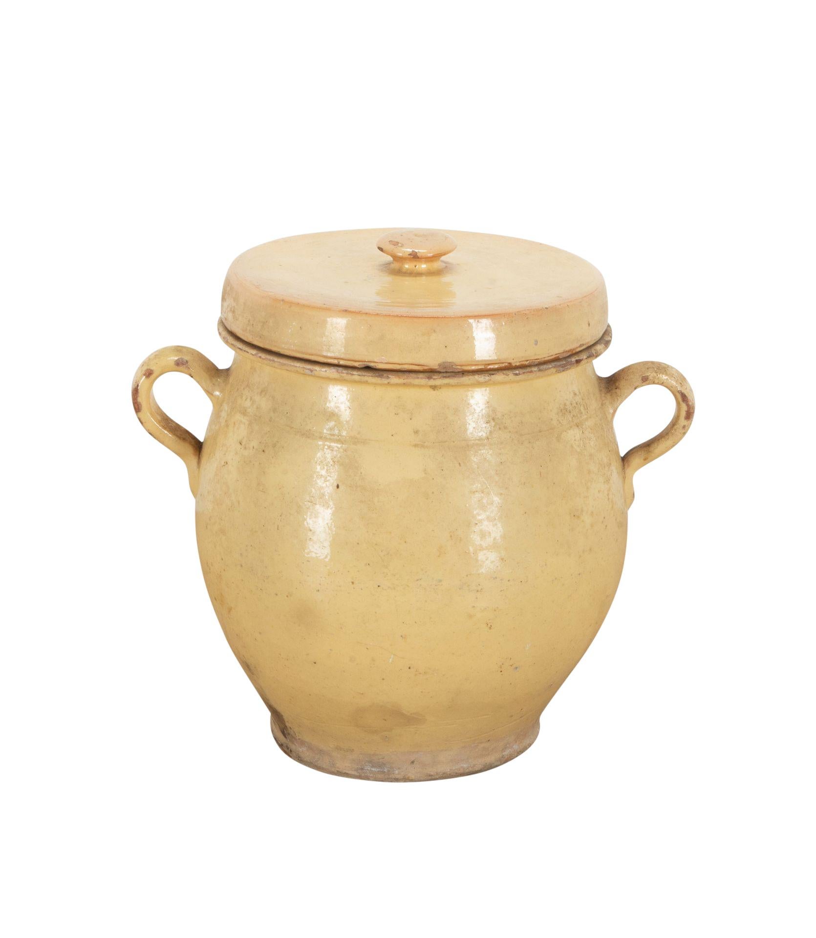 Pot en céramique du 19e siècle provenant de la région de Savoie en France.
Bonne patine et bonne couleur.
Utilisé à l'origine pour conserver les aliments avec du sel.
Circa 1880.