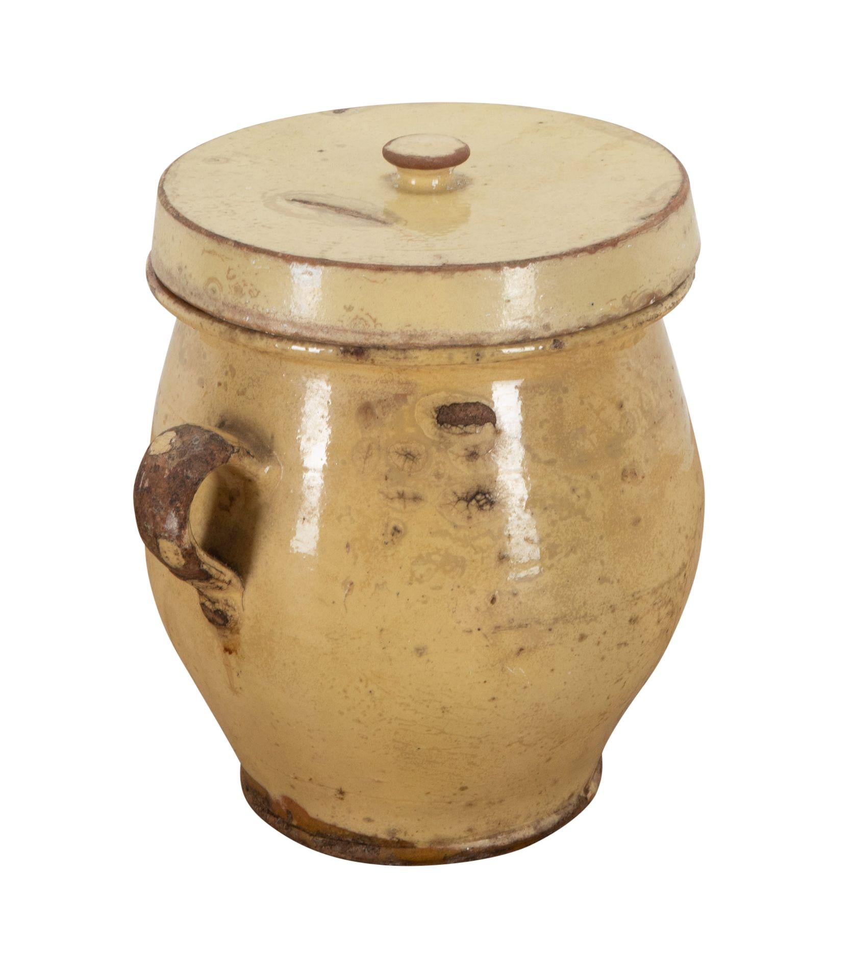 Pot en céramique du 19e siècle provenant de la région de Savoie en France.
Bonne patine et bonne couleur.
Utilisé à l'origine pour conserver les aliments avec du sel.
Circa 1880.