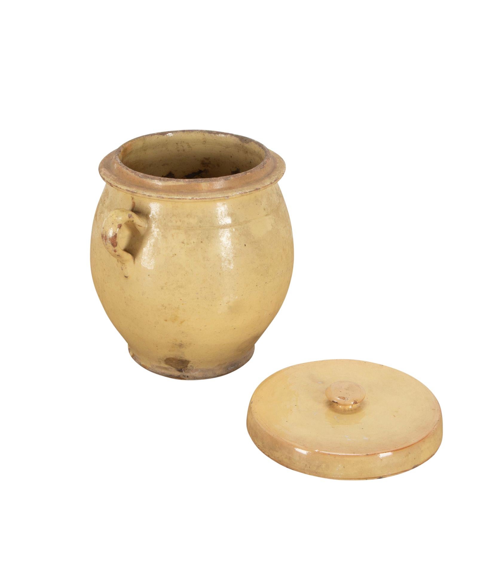 Français Pot en céramique français du 19ème siècle provenant de la région de la Savoie en vente