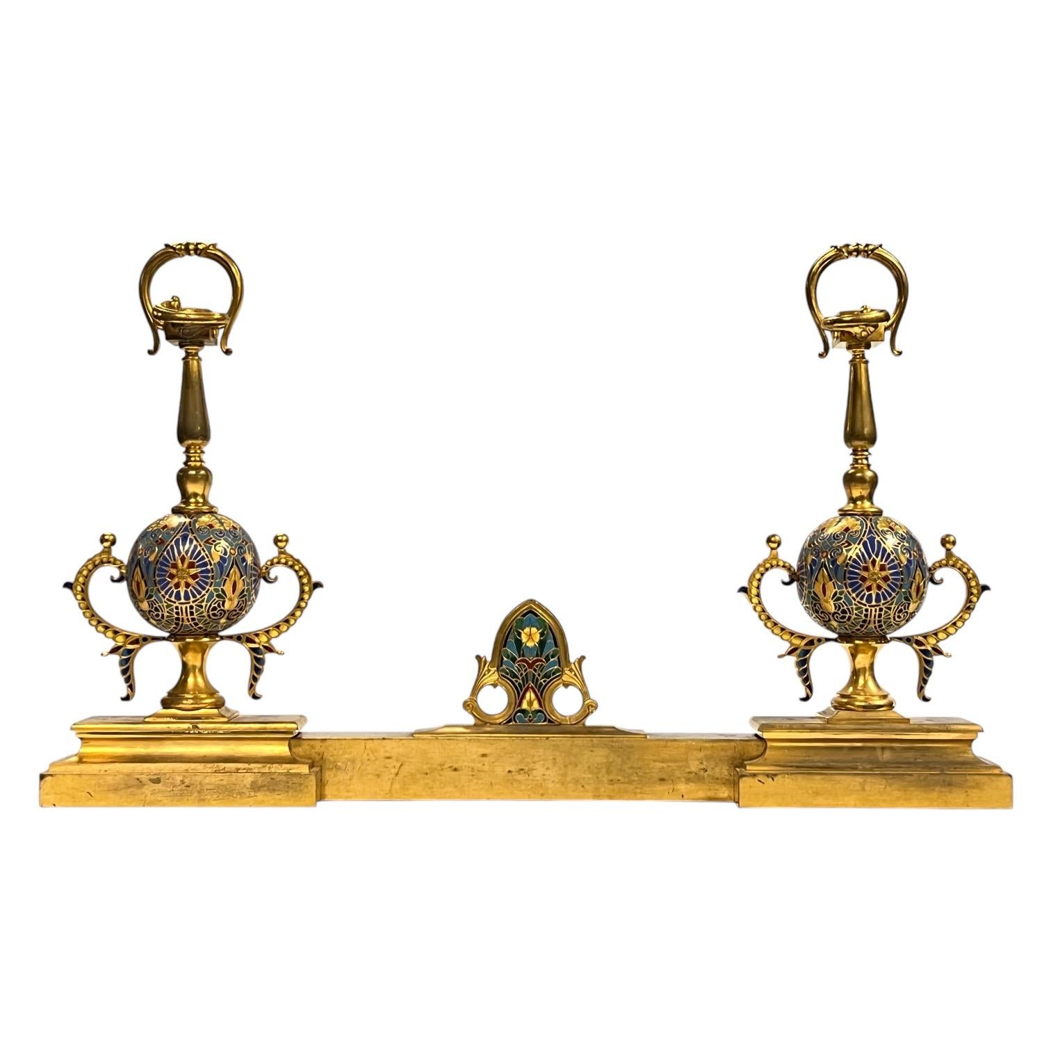 Squisita coppia di antichi (XIX secolo) chenet (androni) in bronzo smaltato e dorato con parafango di Barbedienne di Parigi, circa 1880. Firmato.  30 x 18 x 4 1/4 pollici e in ottime condizioni.