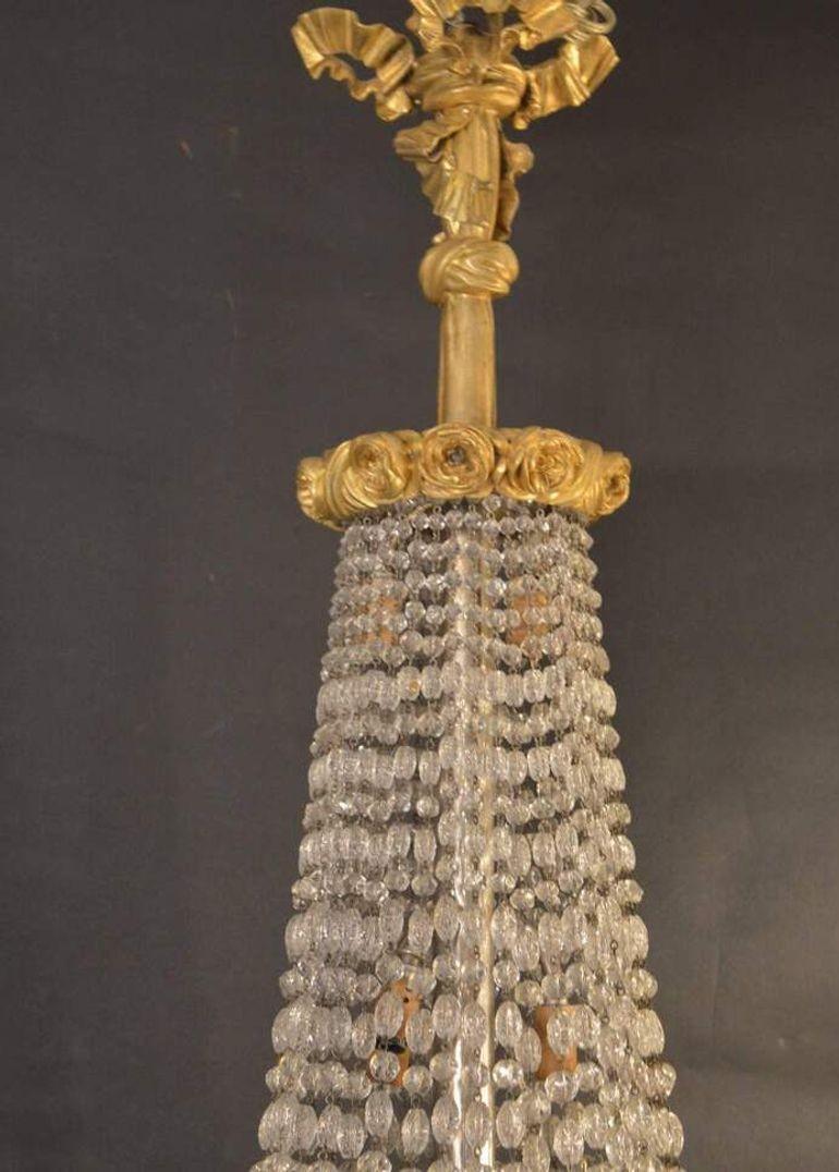 Araña francesa del siglo XIX, de bronce dorado ormolu con cristales.