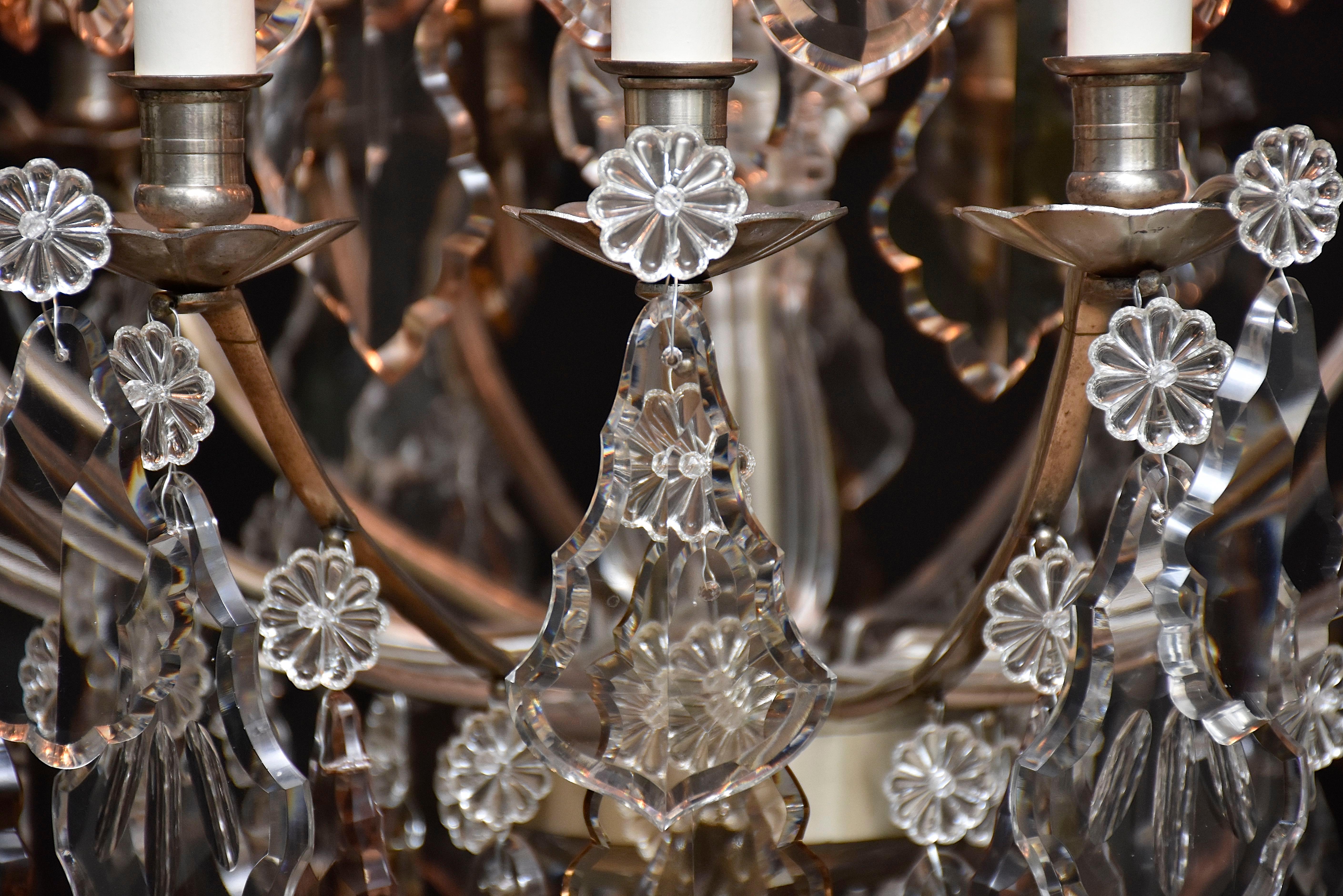 Französischer Kronleuchter aus dem 19. Jahrhundert mit Baccarat-Kristallen im Stil von Ludwig XV. im Angebot 5