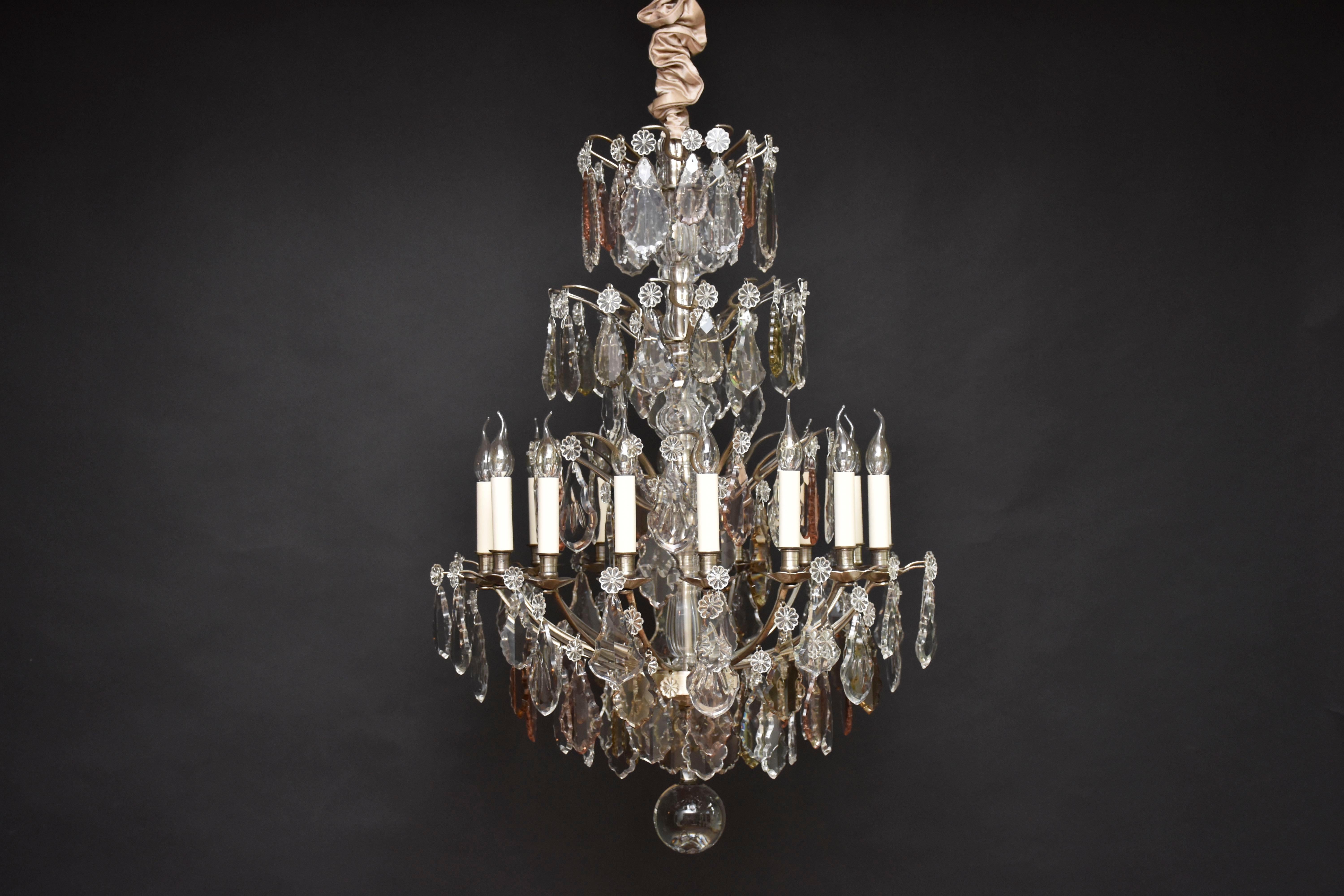 Französischer Kronleuchter aus dem 19. Jahrhundert mit Baccarat-Kristallen im Stil von Ludwig XV. im Angebot 7