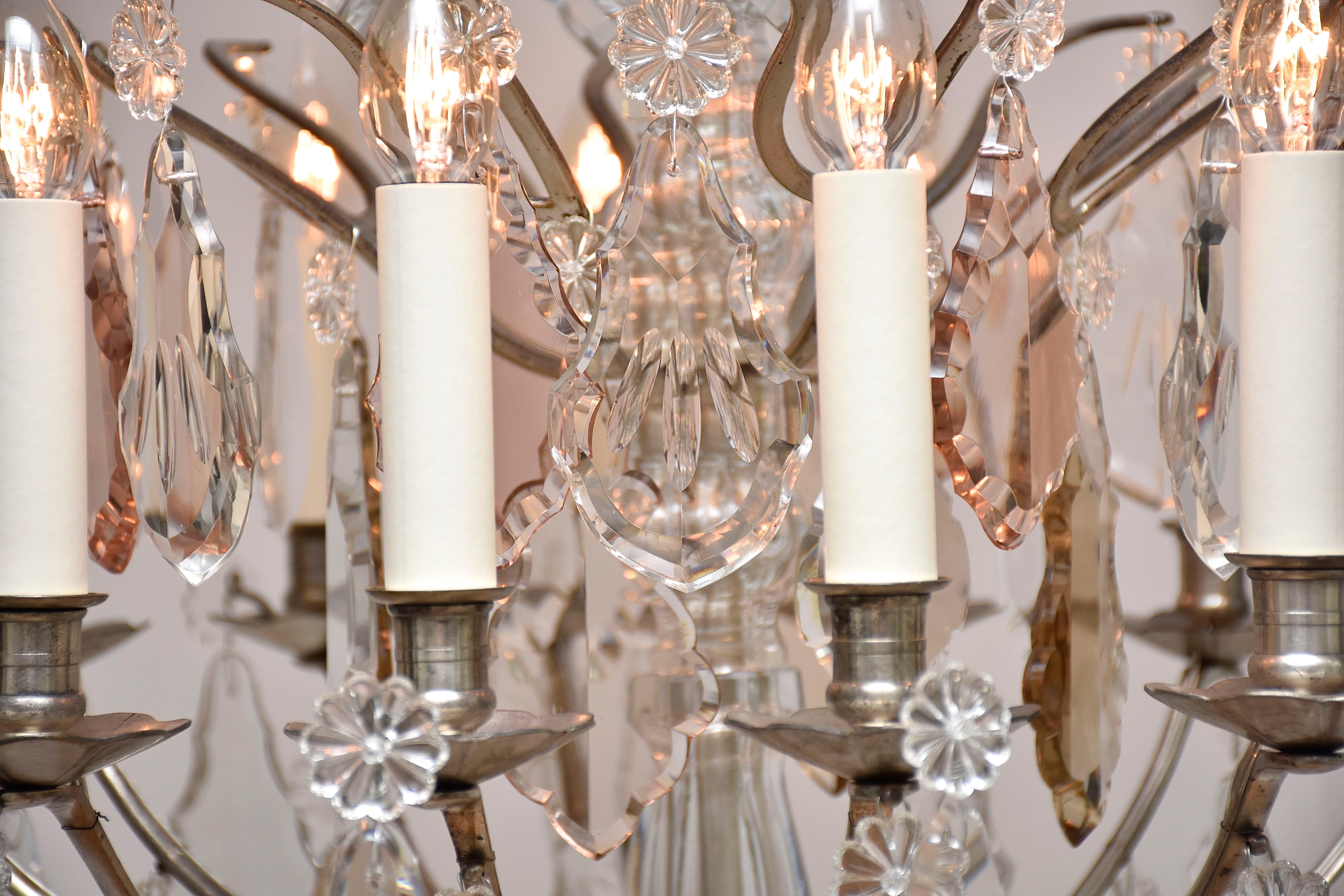 Französischer Kronleuchter aus dem 19. Jahrhundert mit Baccarat-Kristallen im Stil von Ludwig XV. (Versilbert) im Angebot