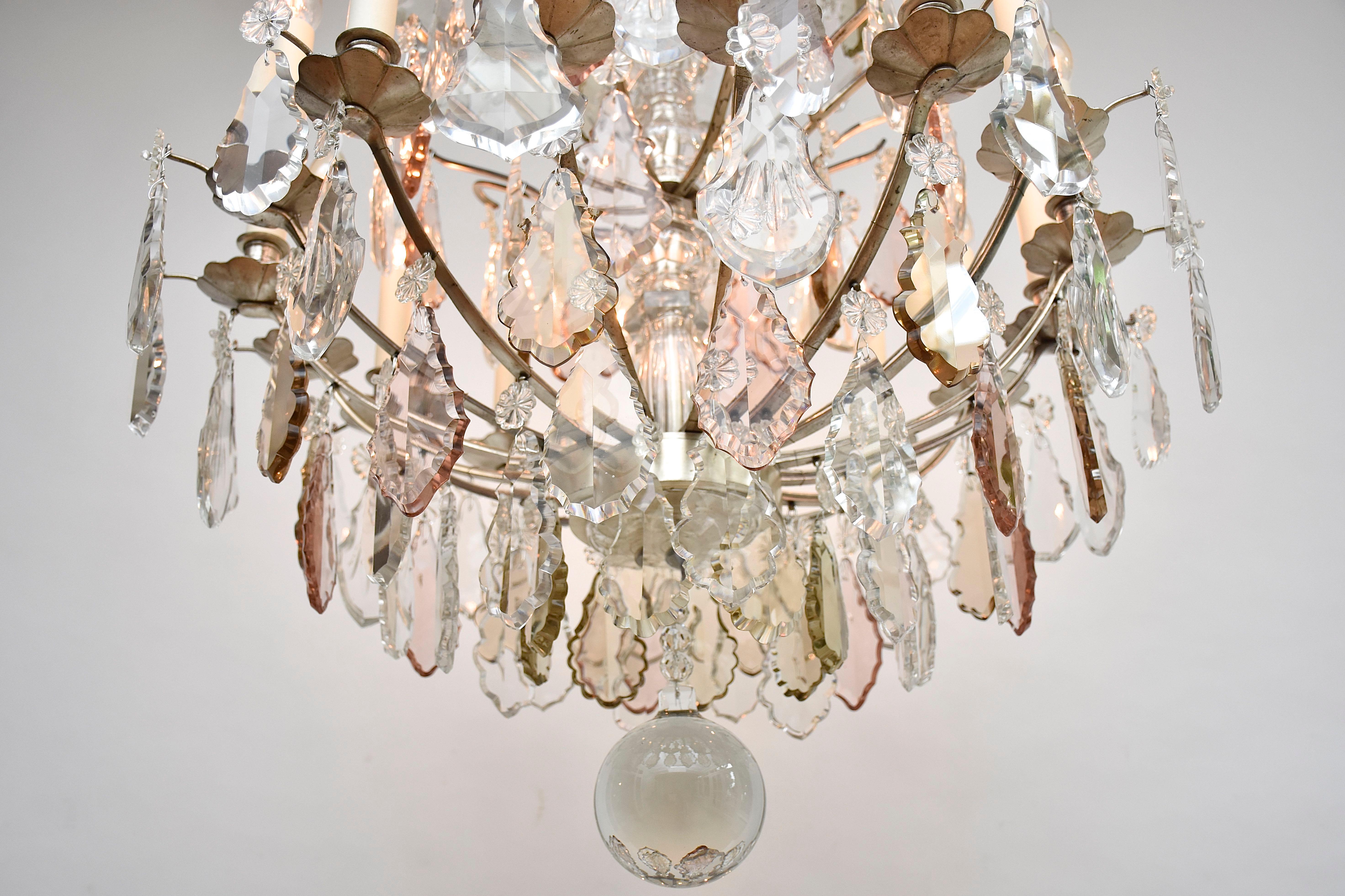 Französischer Kronleuchter aus dem 19. Jahrhundert mit Baccarat-Kristallen im Stil von Ludwig XV. (Bronze) im Angebot